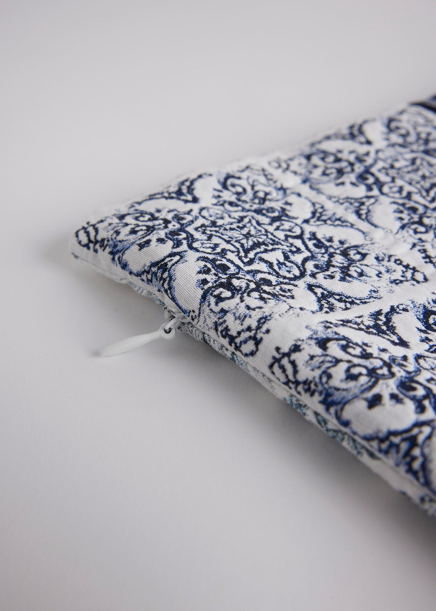 Gewebte Dekokissenhülle EVELIN in Größe 50x50 cm aus edlem Jacquard-Stoff mit dunkelblauem Pfauen-Muster