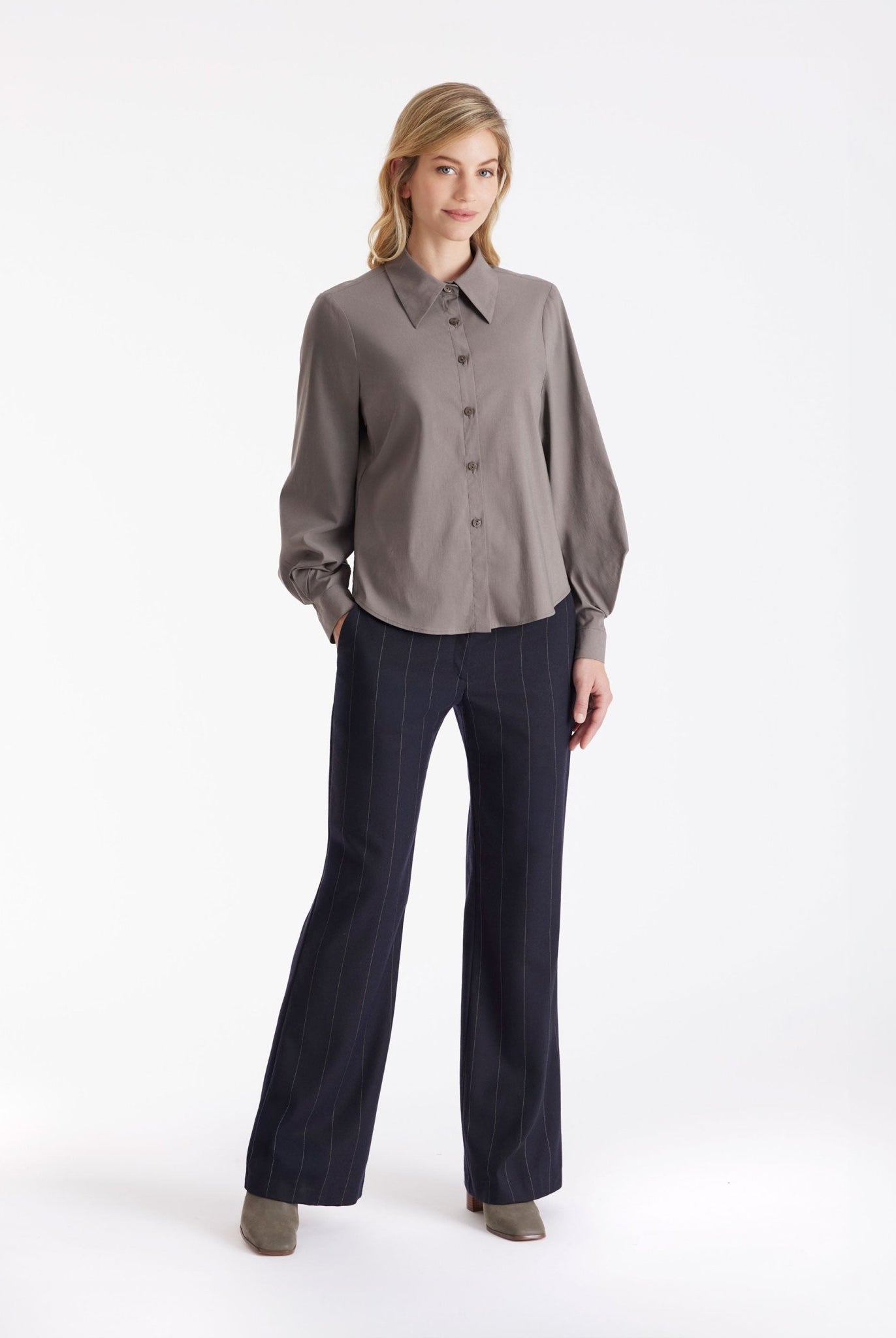Bluse BLUSIA mit Hemdkragen, durchgehender Knopfleiste und langen, weiten Armen in Grau