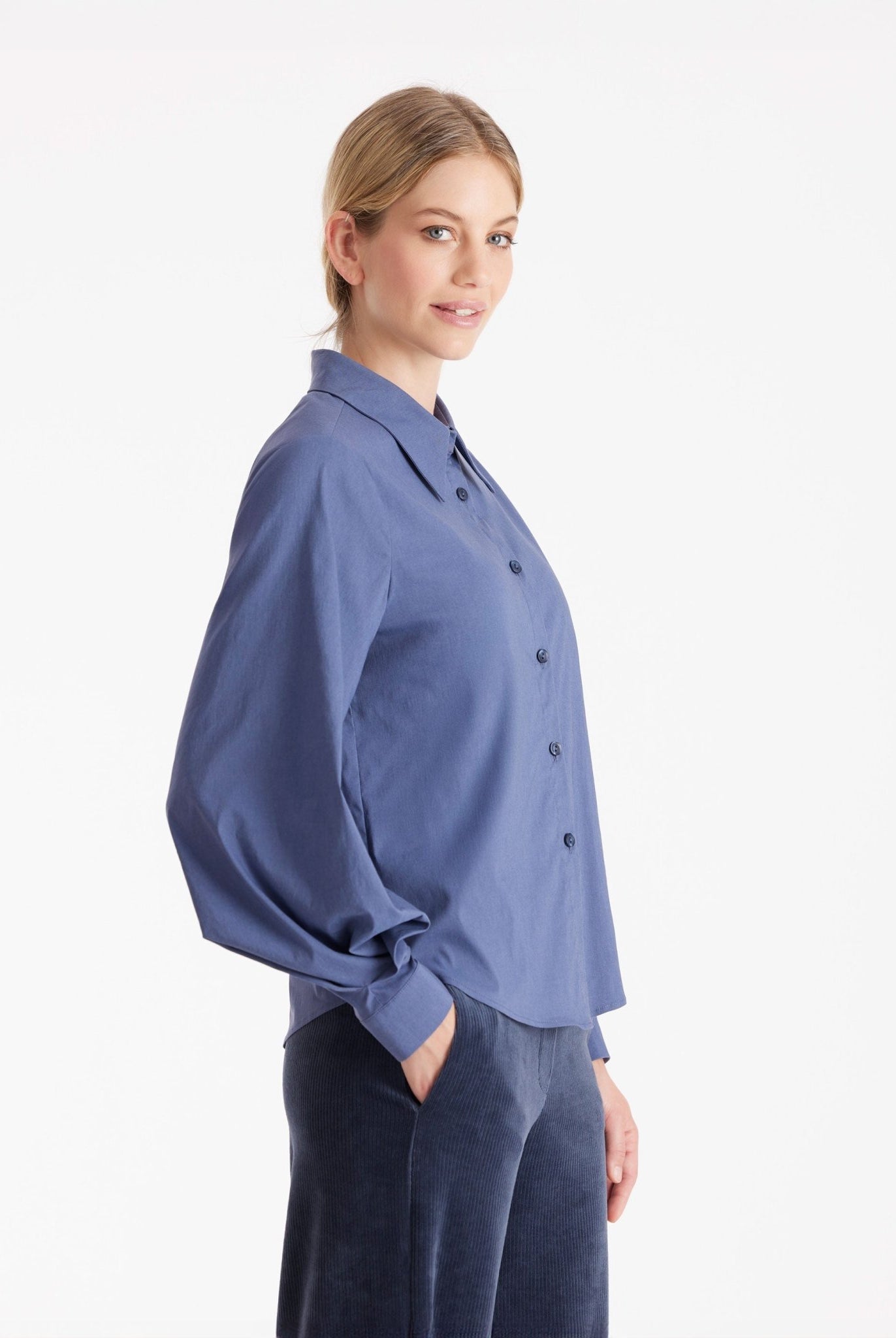 Bluse BLUSIA mit Hemdkragen, durchgehender Knopfleiste und langen, weiten Armen in Blau