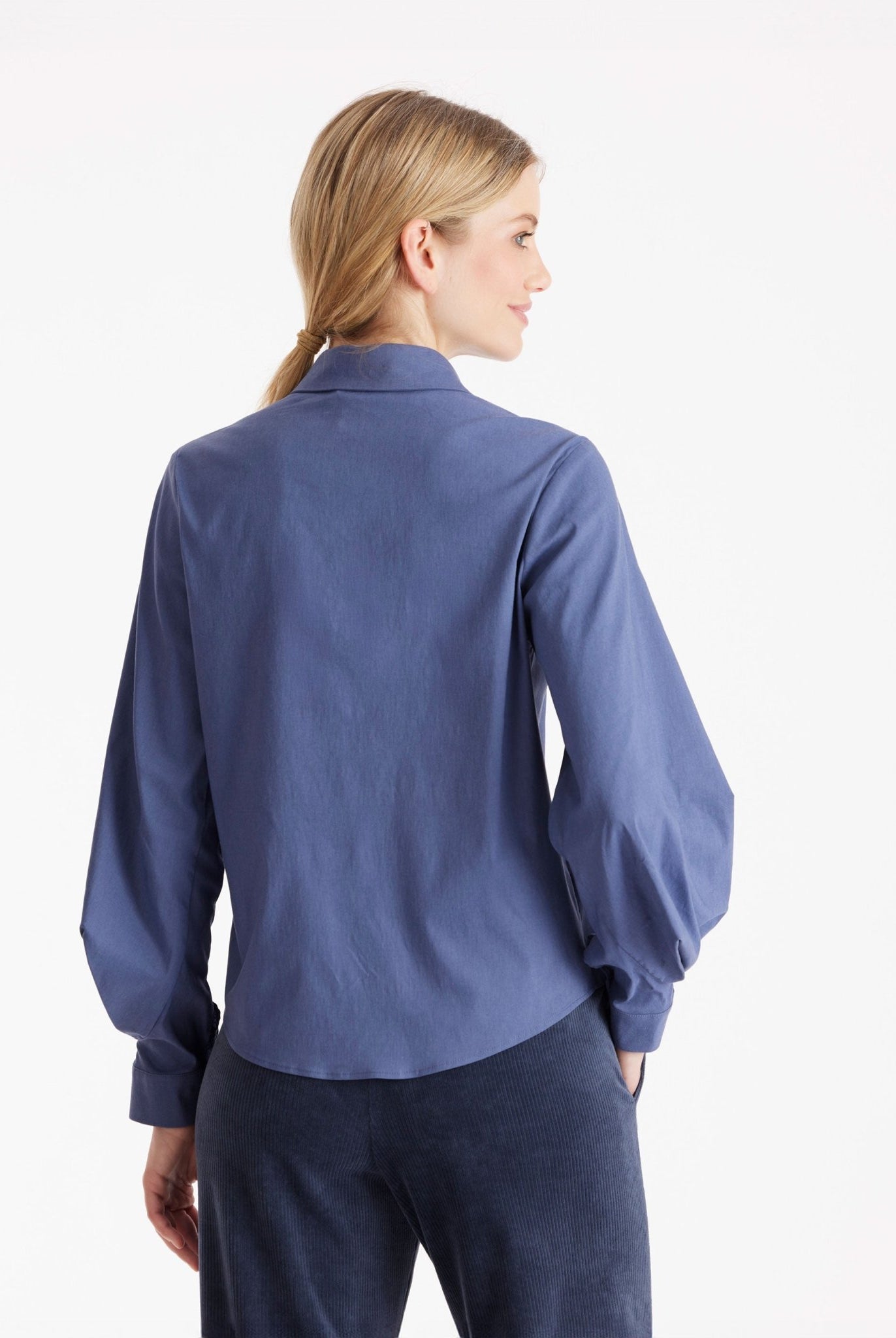 Bluse BLUSIA mit Hemdkragen, durchgehender Knopfleiste und langen, weiten Armen in Blau