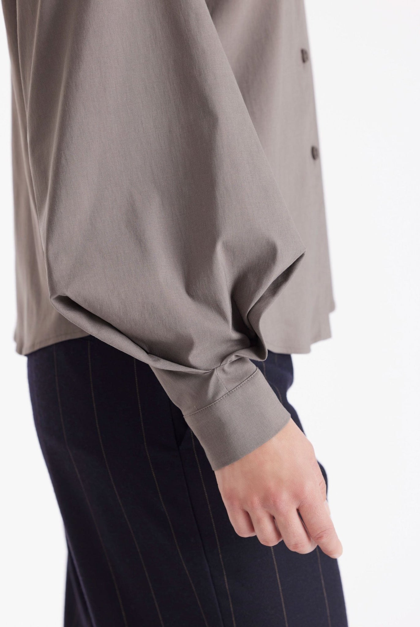 Bluse BLUSIA mit Hemdkragen, durchgehender Knopfleiste und langen, weiten Armen in Grau
