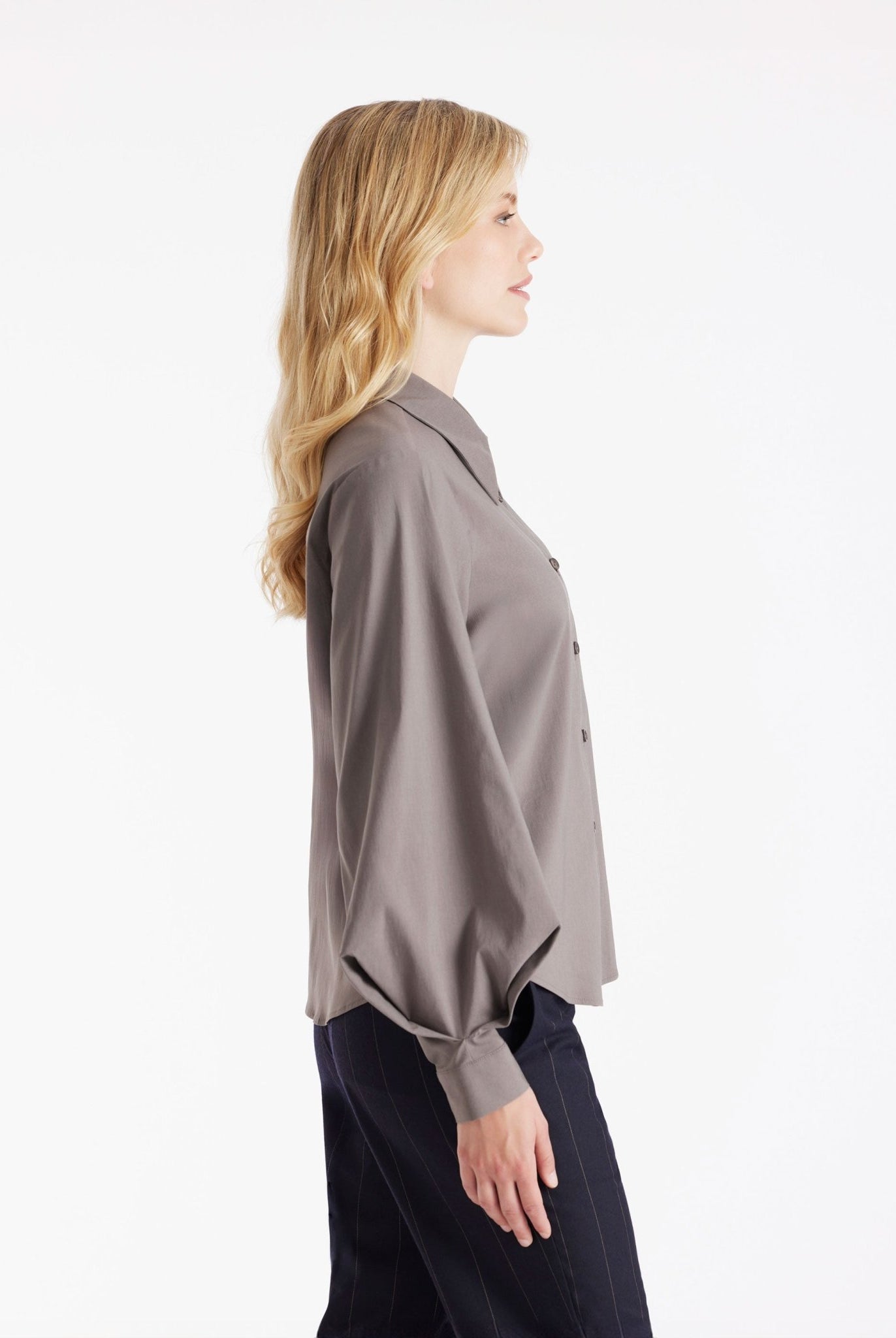 Bluse BLUSIA mit Hemdkragen, durchgehender Knopfleiste und langen, weiten Armen in Grau