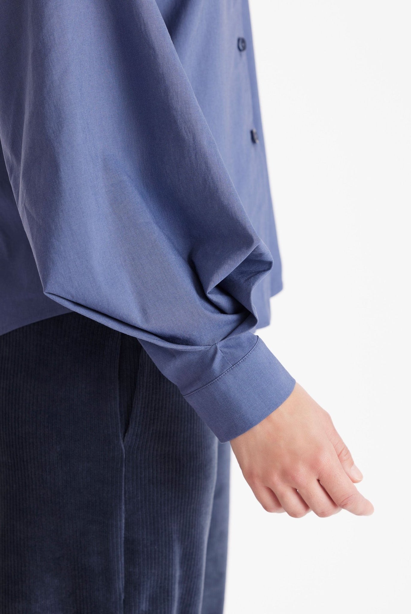 Bluse BLUSIA mit Hemdkragen, durchgehender Knopfleiste und langen, weiten Armen in Blau