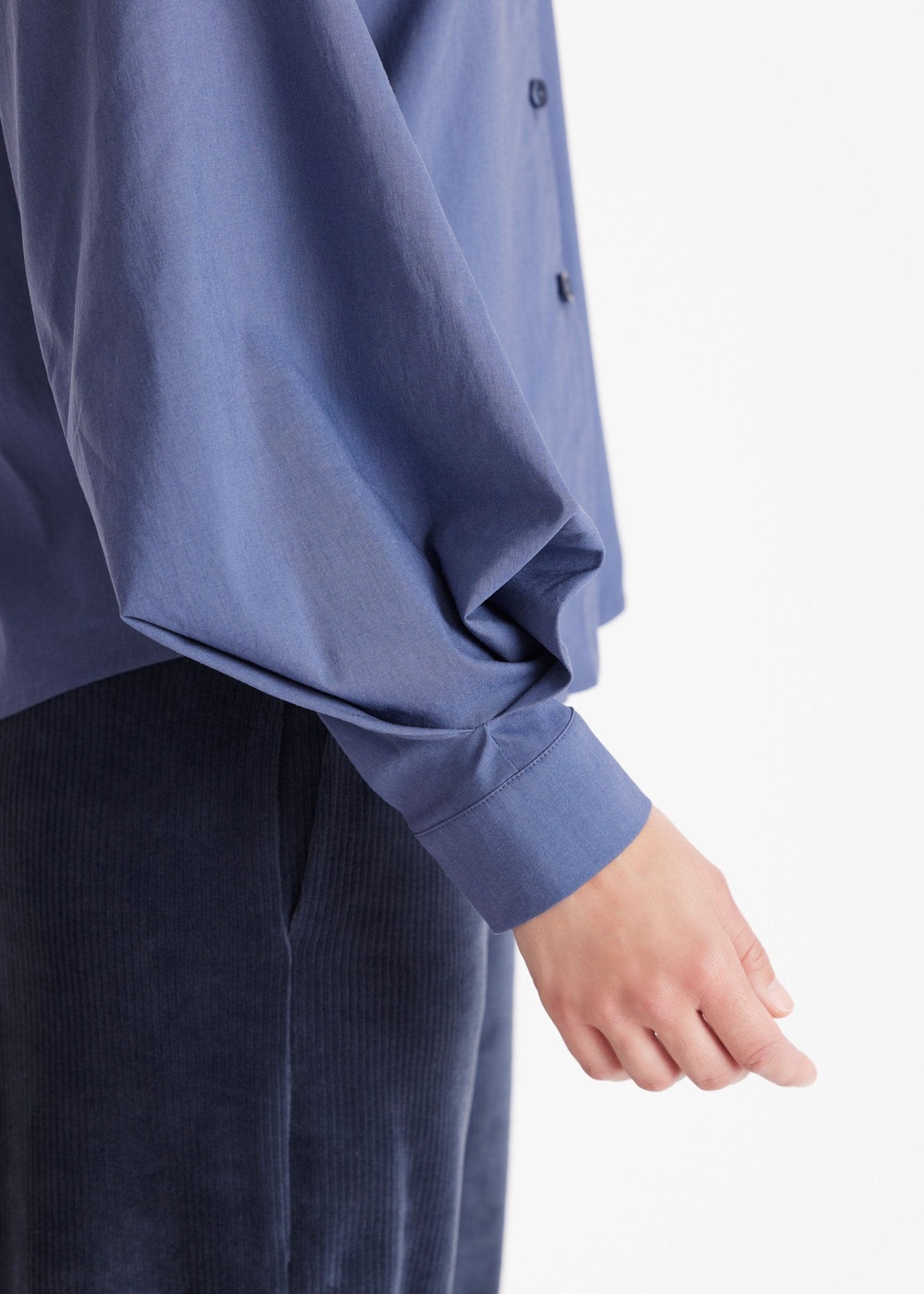 Bluse BLUSIA mit Hemdkragen, durchgehender Knopfleiste und langen, weiten Armen in Blau