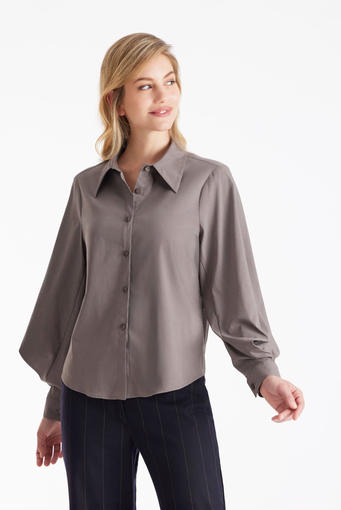 Bluse BLUSIA mit Hemdkragen, durchgehender Knopfleiste und langen, weiten Armen in Grau
