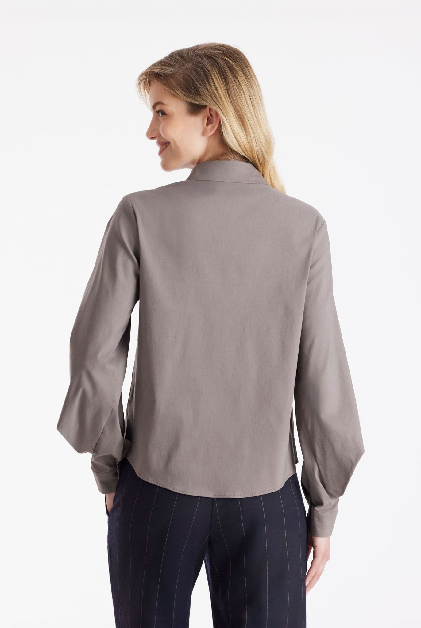 Bluse BLUSIA mit Hemdkragen, durchgehender Knopfleiste und langen, weiten Armen in Grau