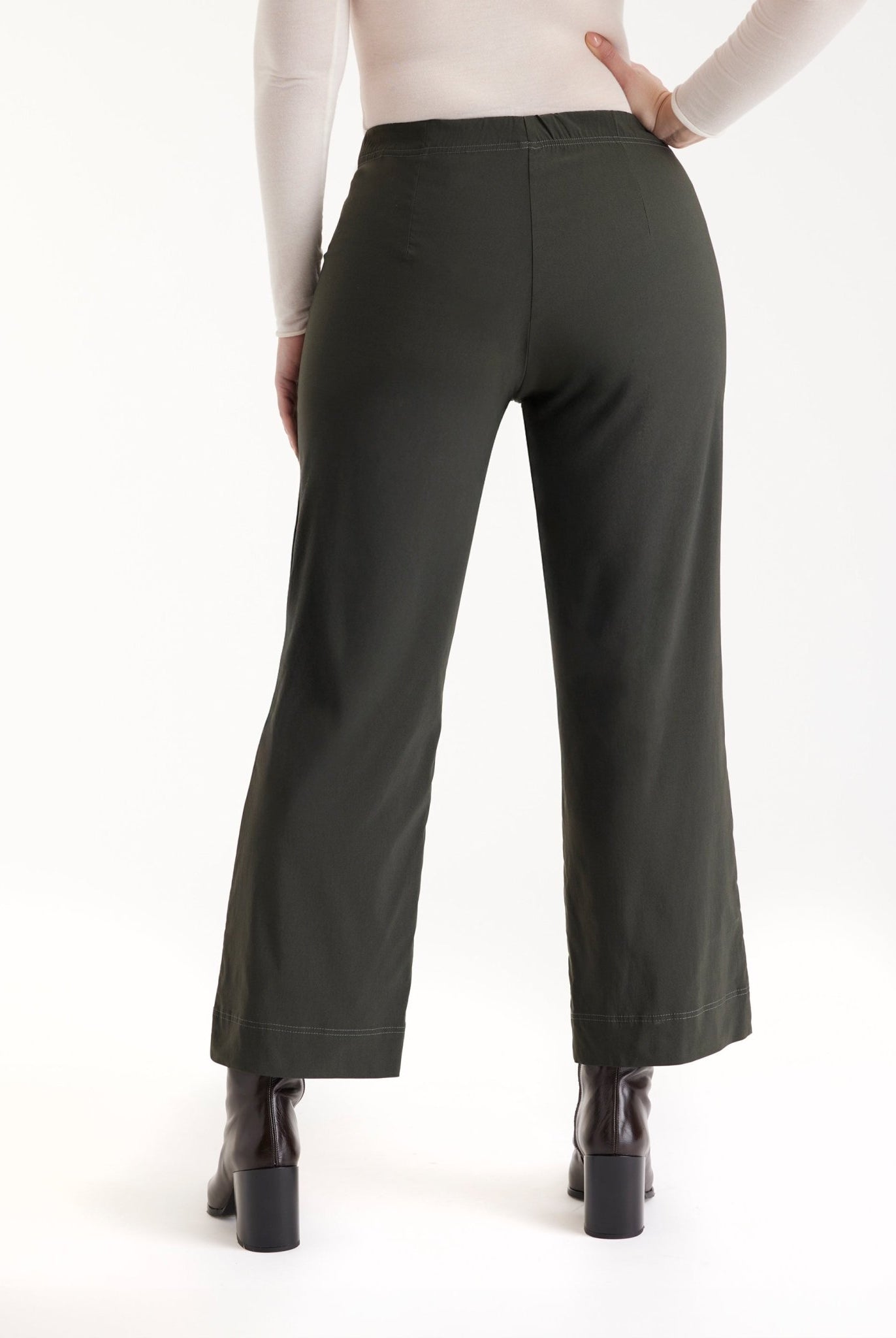 Hose JISTRA in 7/8-Länge mit geradem Bein und seitlichen Eingrifftaschen in Khakigrün