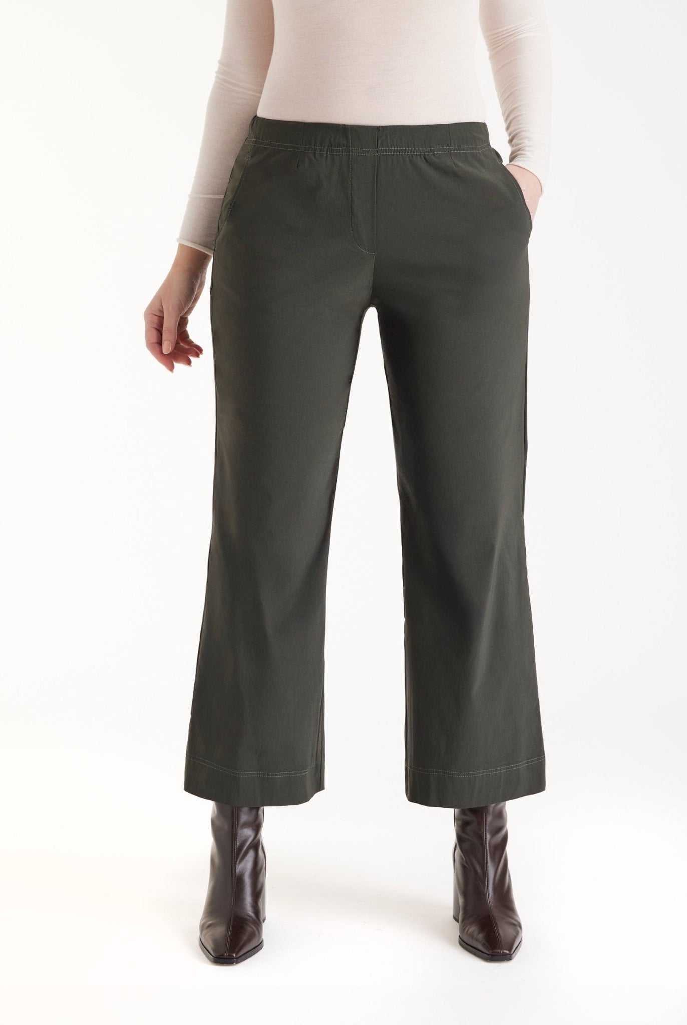 Hose JISTRA in 7/8-Länge mit geradem Bein und seitlichen Eingrifftaschen in Khakigrün