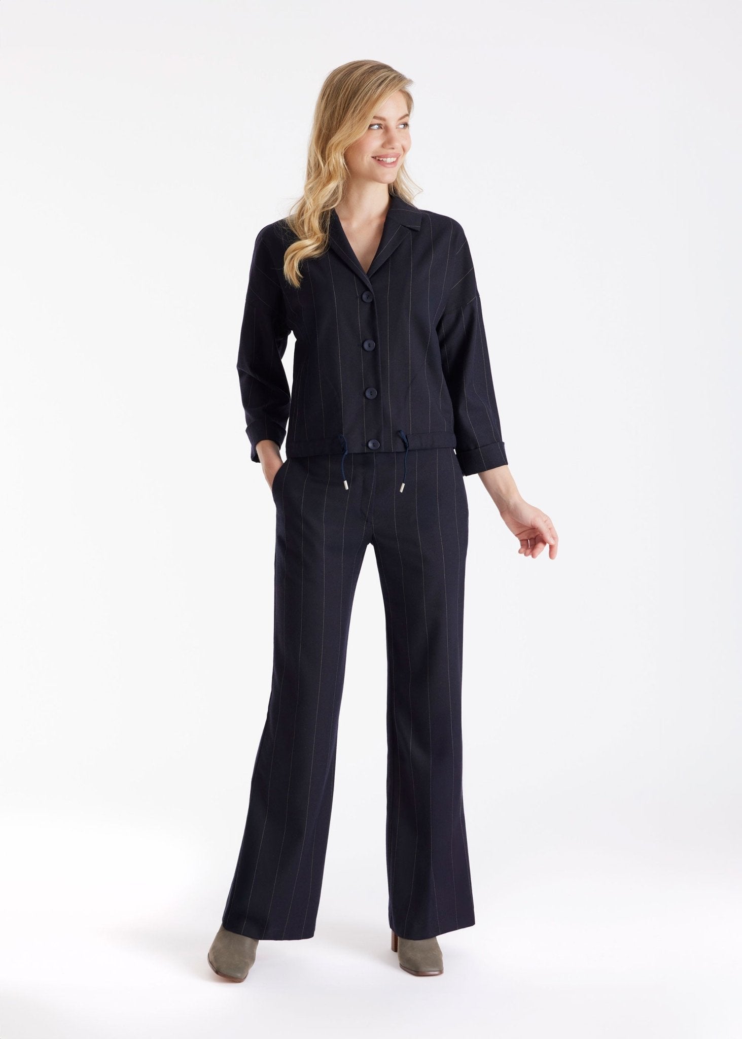 Jacke TAKIDA mit Kragen, Knopfleiste, Tunnelzug und Nadelstreifen in Dunkelblau