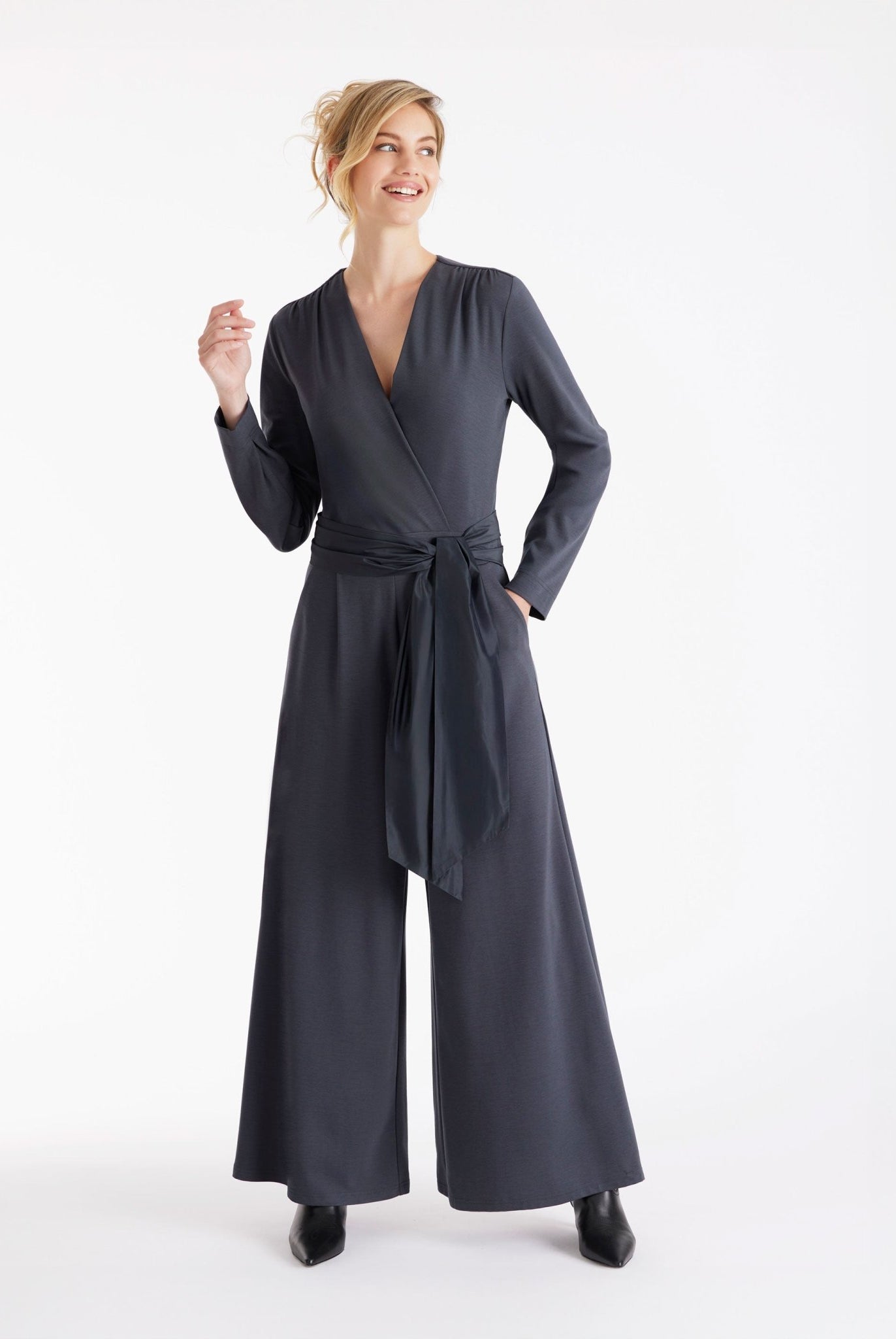 Jumpsuit GUMPSUI mit V-Ausschnitt in Wickeloptik, weitem Bein und Bindegürtel in der Taille in Grau