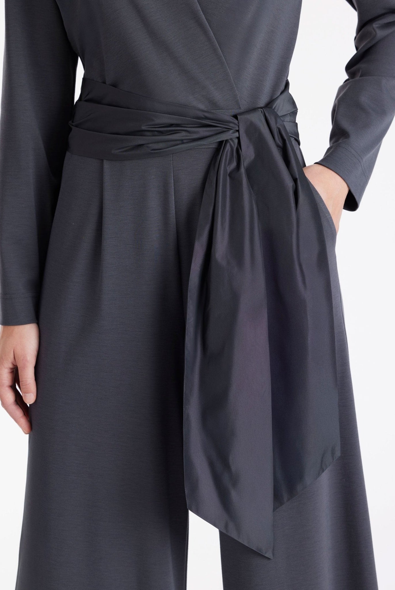 Jumpsuit GUMPSUI mit V-Ausschnitt in Wickeloptik, weitem Bein und Bindegürtel in der Taille in Grau