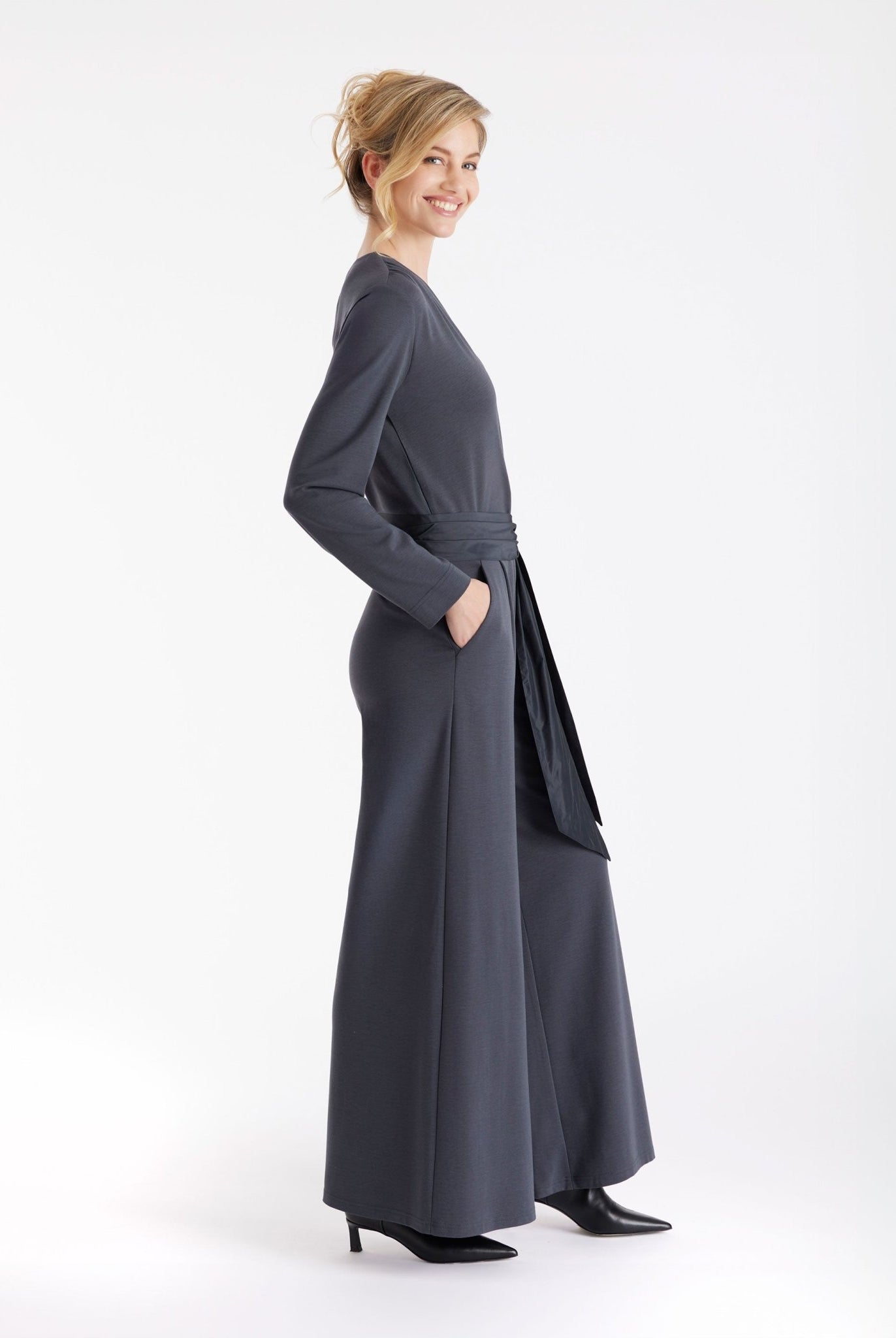 Jumpsuit GUMPSUI mit V-Ausschnitt in Wickeloptik, weitem Bein und Bindegürtel in der Taille in Grau