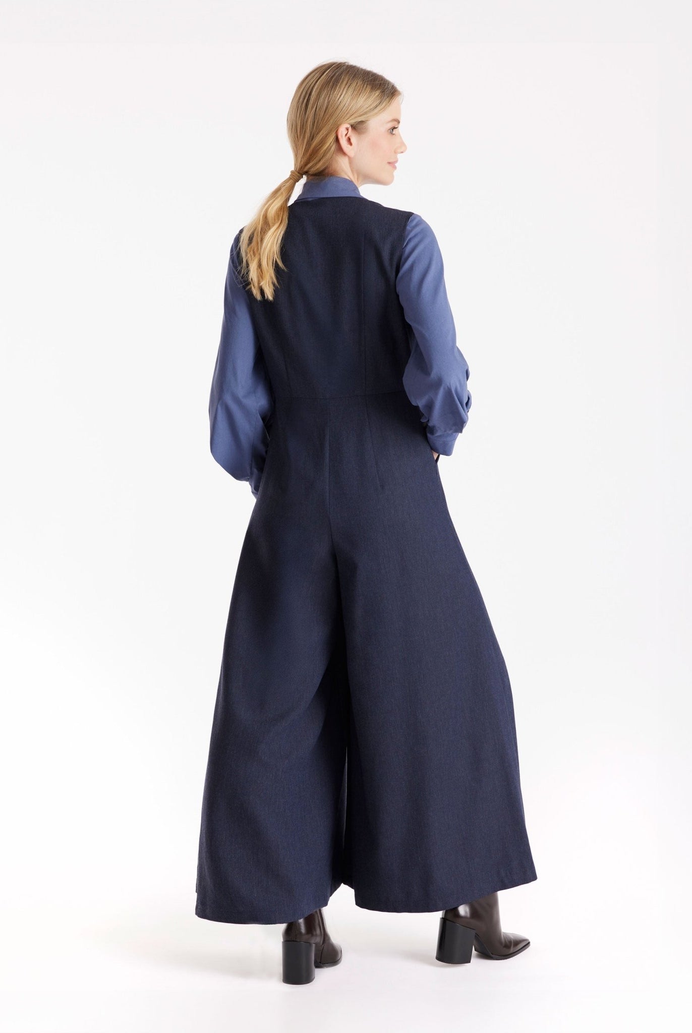 Jumpsuit IMPSUI ohne Arme mit V-Ausschnitt, weitem Bein und Knopf vorn in Dunkelblau