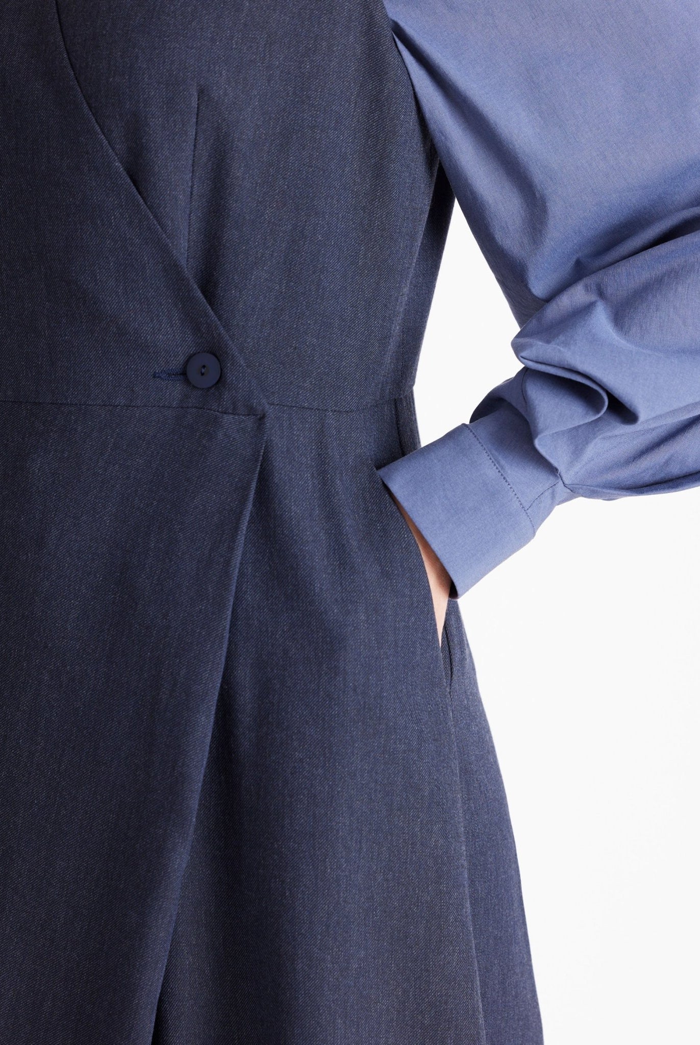 Jumpsuit IMPSUI ohne Arme mit V-Ausschnitt, weitem Bein und Knopf vorn in Dunkelblau