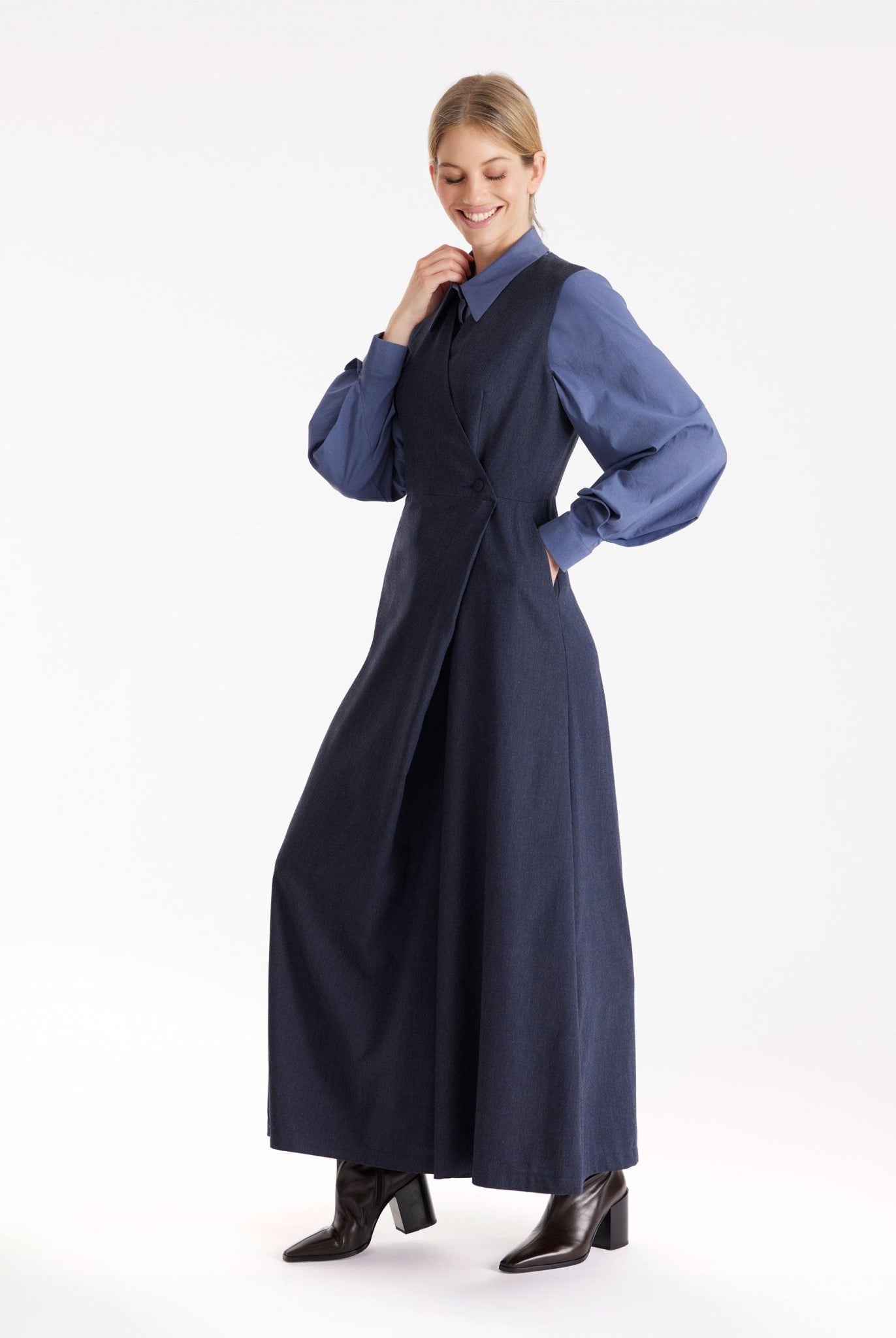 Jumpsuit IMPSUI ohne Arme mit V-Ausschnitt, weitem Bein und Knopf vorn in Dunkelblau