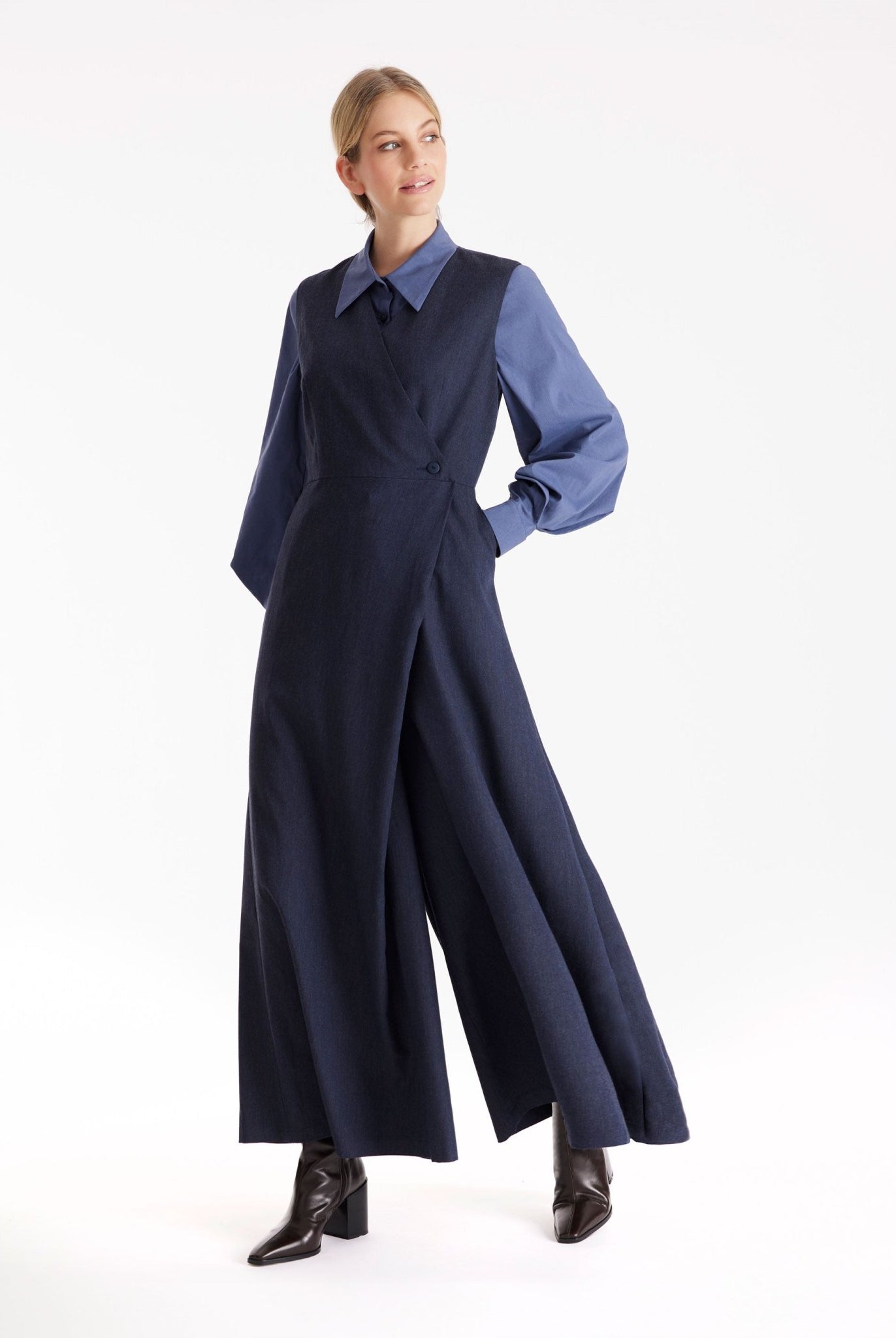 Jumpsuit IMPSUI ohne Arme mit V-Ausschnitt, weitem Bein und Knopf vorn in Dunkelblau