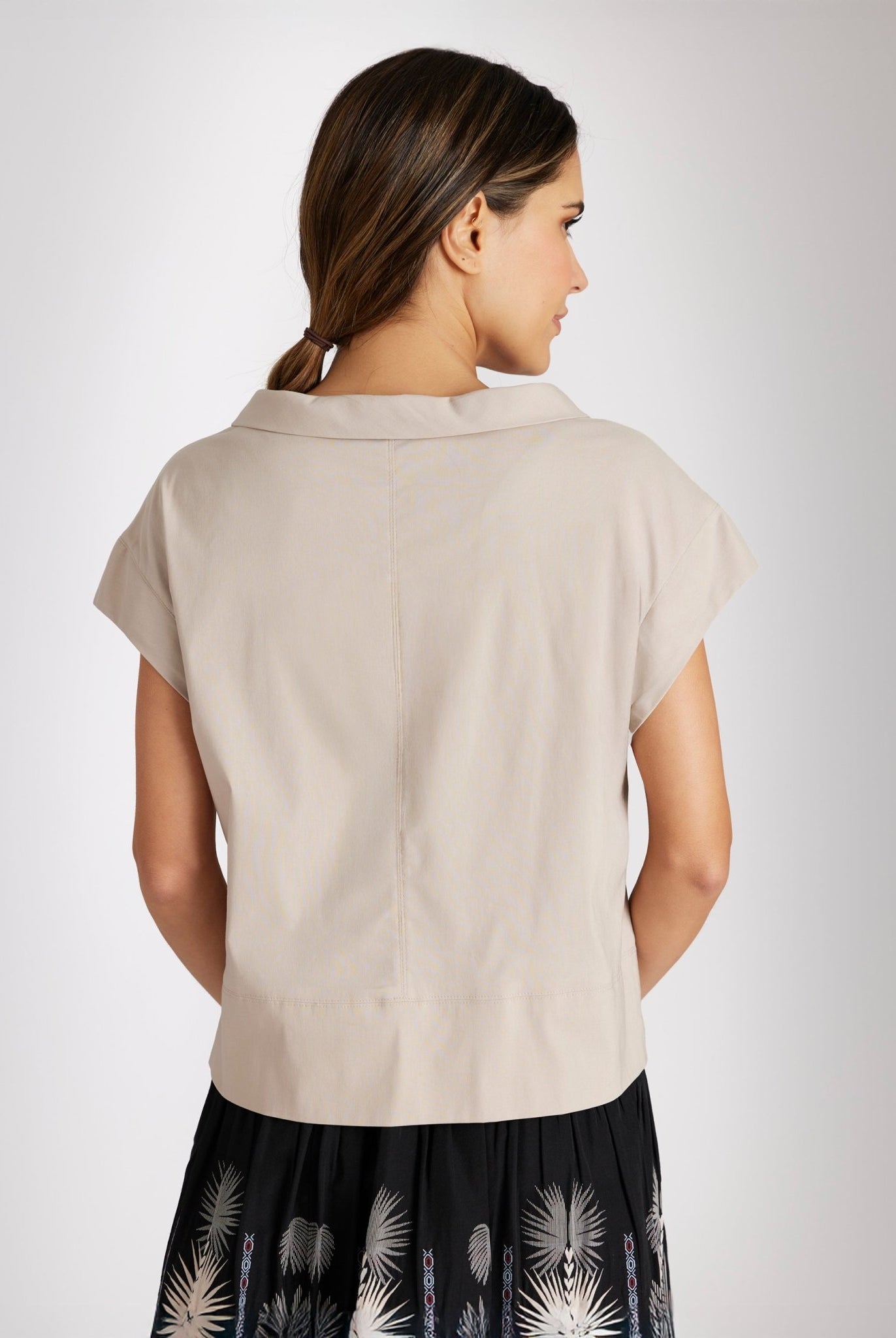 Bluse BOSOMI mit Stehkragen, kurzen Ärmeln und kastiger Form in Beige