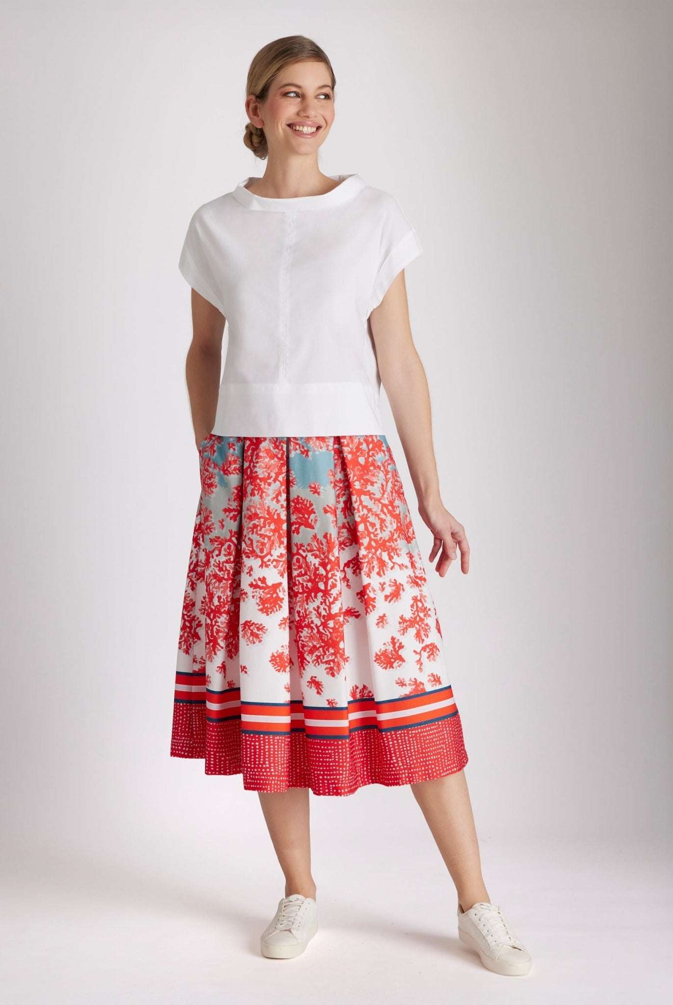 Bluse BOSOMI mit Stehkragen, kurzen Ärmeln und kastiger Form in Weiß