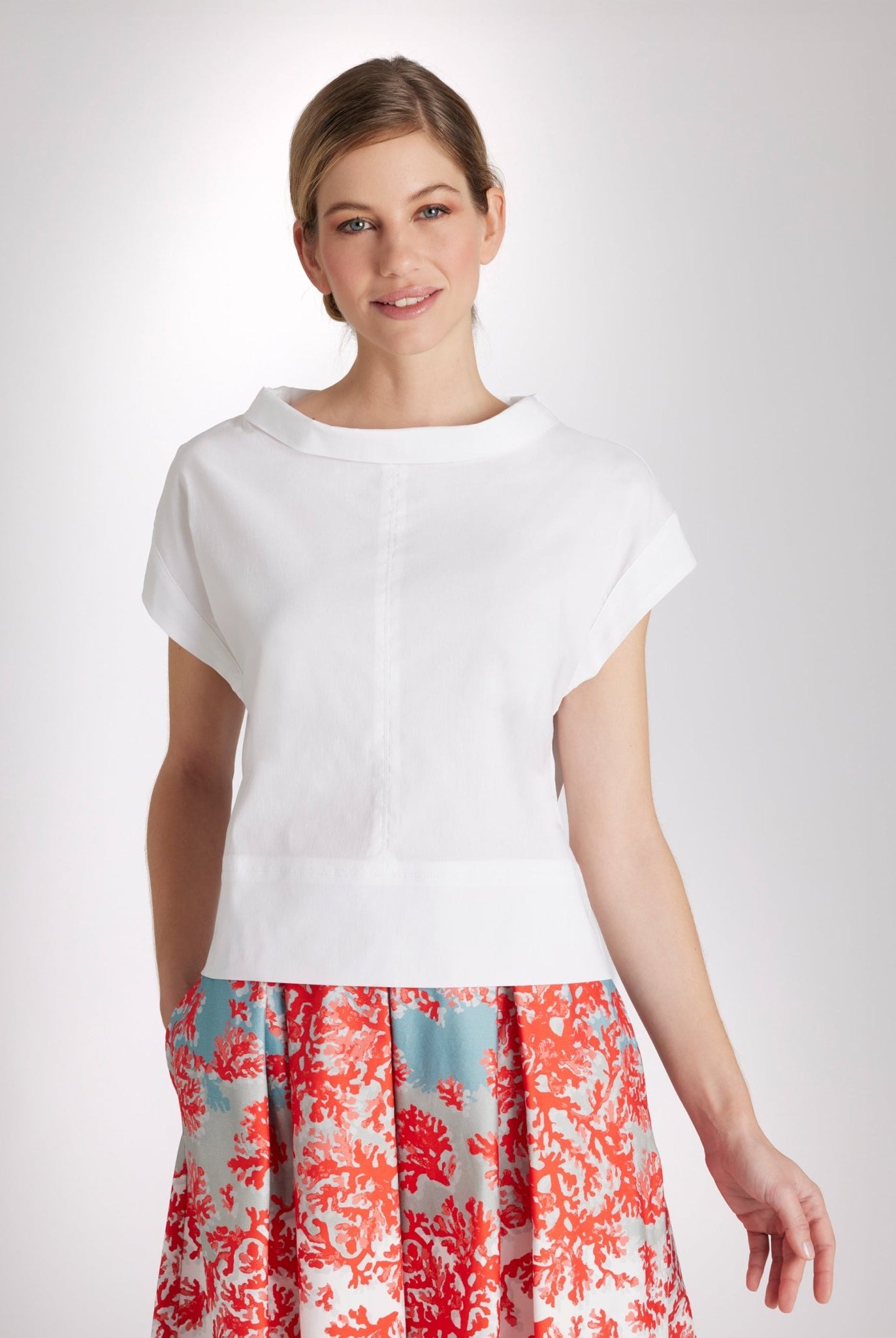 Bluse BOSOMI mit Stehkragen, kurzen Ärmeln und kastiger Form in Weiß