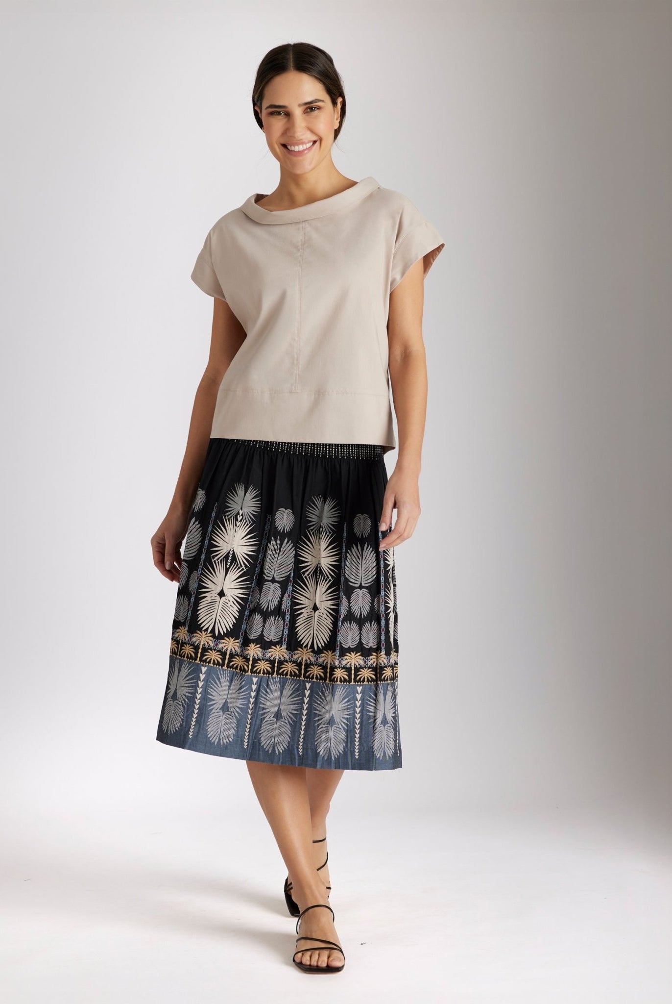 Bluse BOSOMI mit Stehkragen, kurzen Ärmeln und kastiger Form in Beige