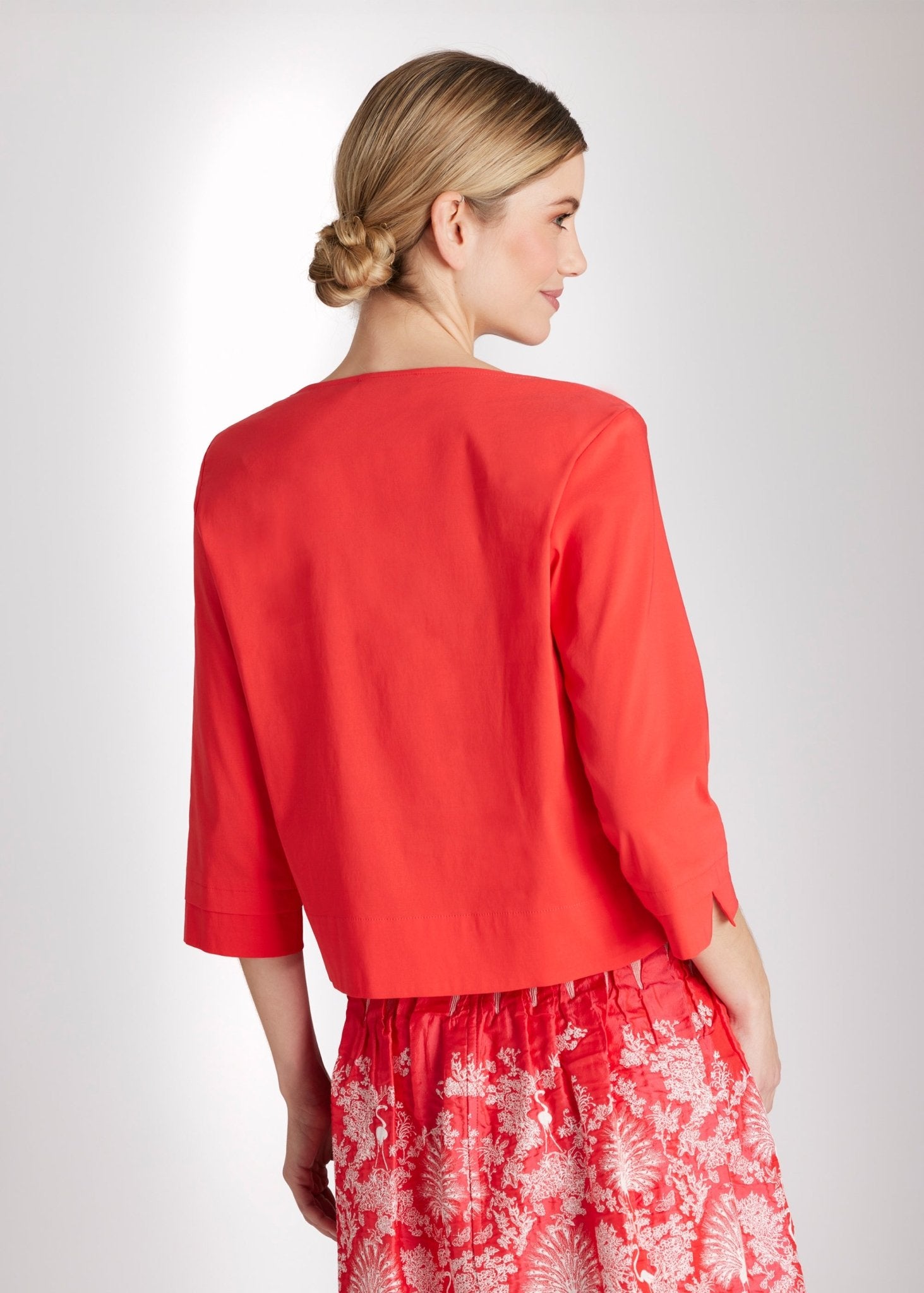 Bluse BUSHAKTY mit V-Ausschnitt und 3/4-Ärmeln und kastiger Form in Rot