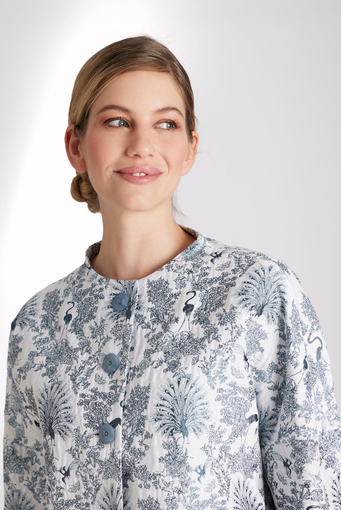 Kurze, kastige Jacke ELOSIA mit Rundhalsausschnitt, Knopfleiste und 3/4-Ärmeln in blauem Jacquard