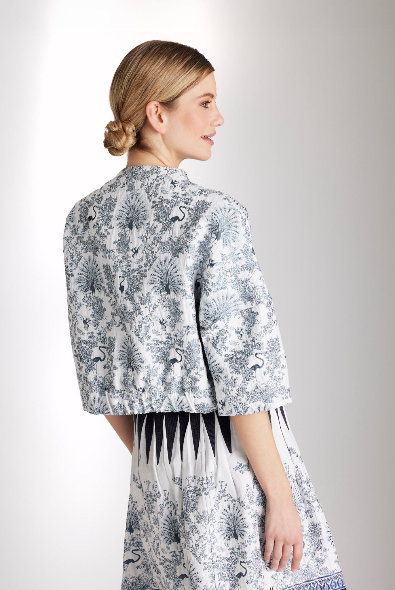 Kurze, kastige Jacke ELOSIA mit Rundhalsausschnitt, Knopfleiste und 3/4-Ärmeln in blauem Jacquard