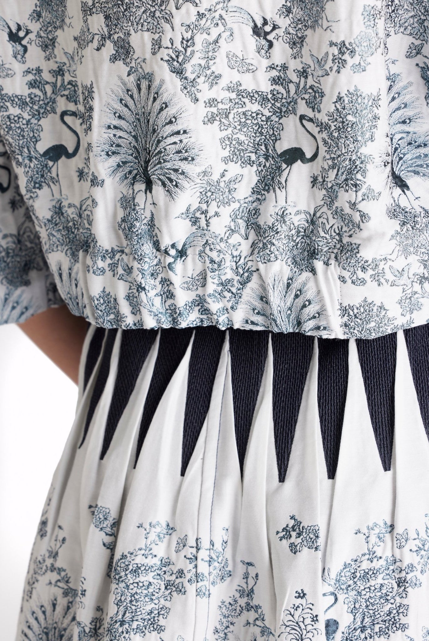 Kurze, kastige Jacke ELOSIA mit Rundhalsausschnitt, Knopfleiste und 3/4-Ärmeln in blauem Jacquard