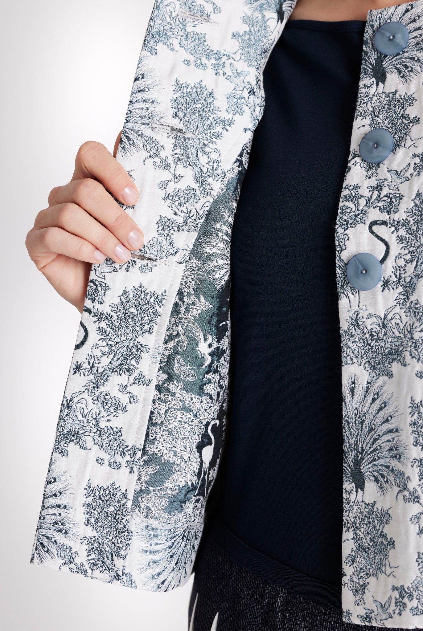 Kurze, kastige Jacke ELOSIA mit Rundhalsausschnitt, Knopfleiste und 3/4-Ärmeln in blauem Jacquard