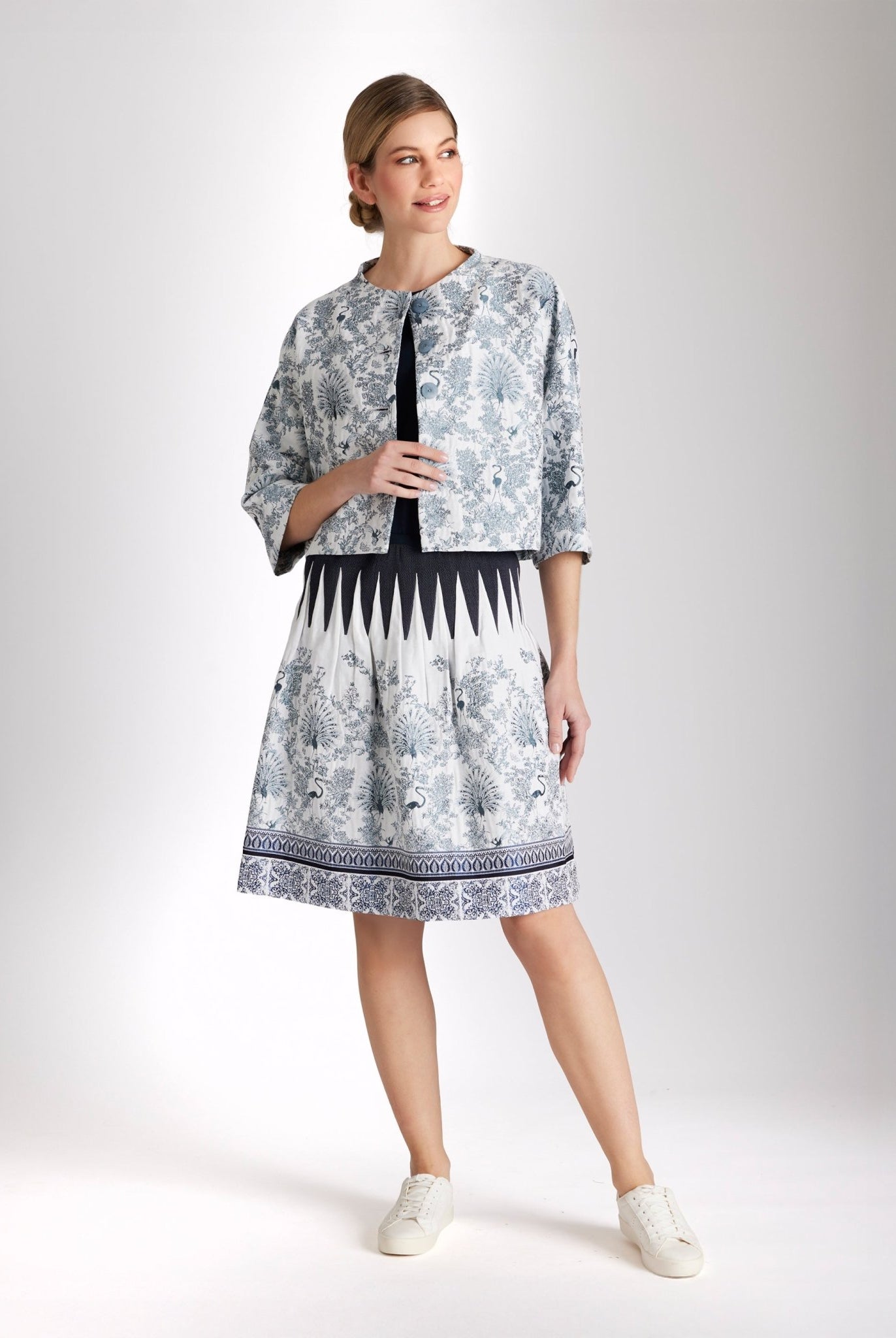 Kurze, kastige Jacke ELOSIA mit Rundhalsausschnitt, Knopfleiste und 3/4-Ärmeln in blauem Jacquard