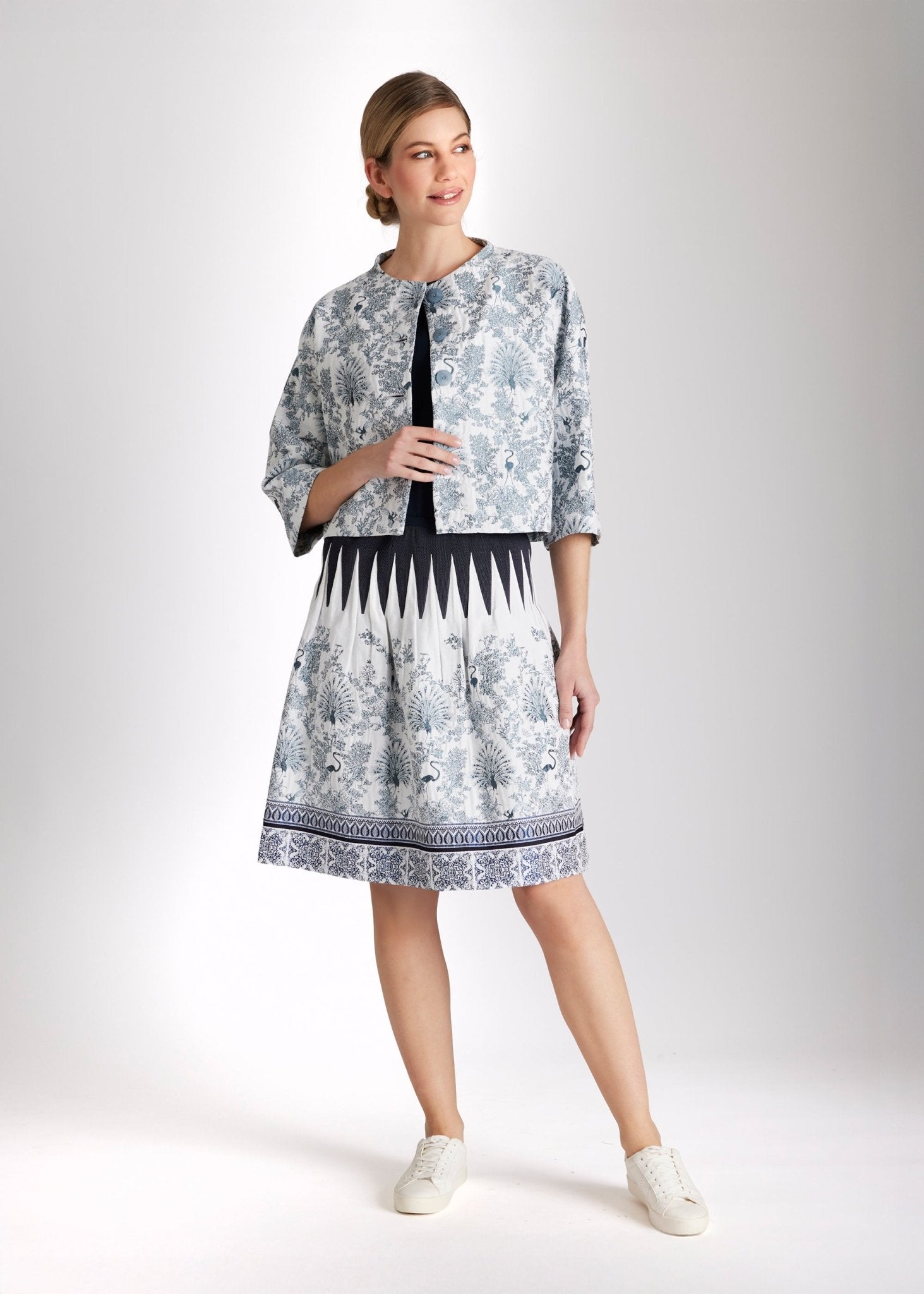 Kurze, kastige Jacke ELOSIA mit Rundhalsausschnitt, Knopfleiste und 3/4-Ärmeln in blauem Jacquard