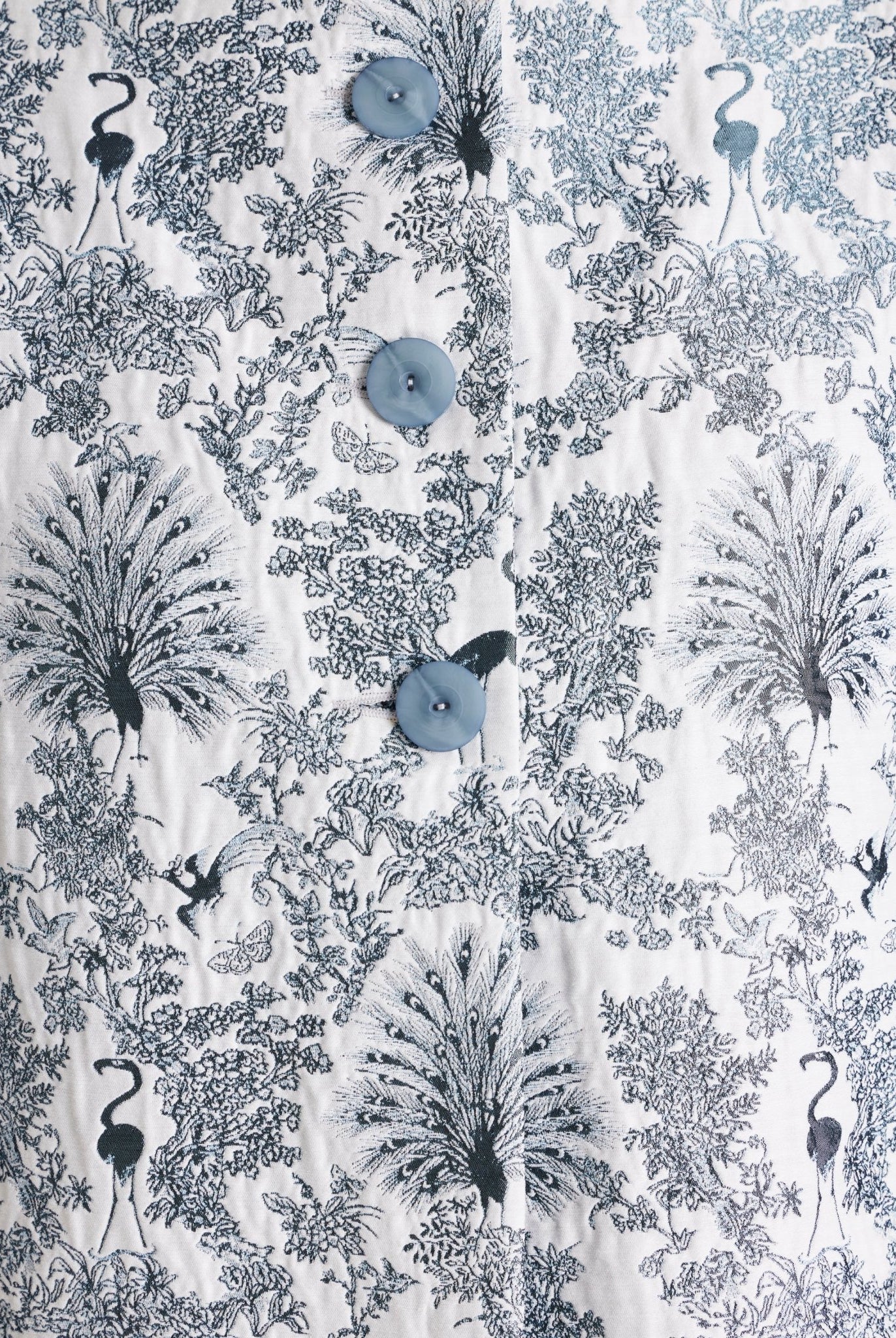 Kurze, kastige Jacke ELOSIA mit Rundhalsausschnitt, Knopfleiste und 3/4-Ärmeln in blauem Jacquard