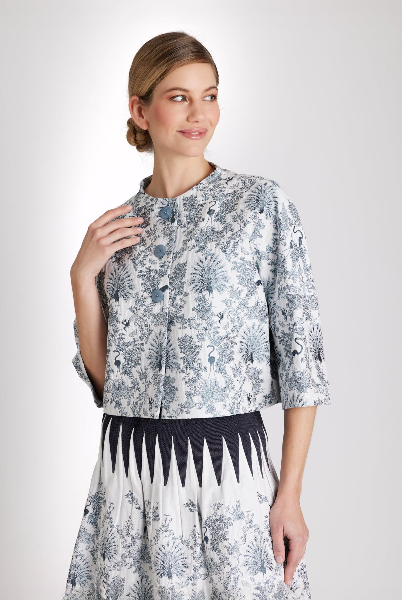 Kurze, kastige Jacke ELOSIA mit Rundhalsausschnitt, Knopfleiste und 3/4-Ärmeln in blauem Jacquard