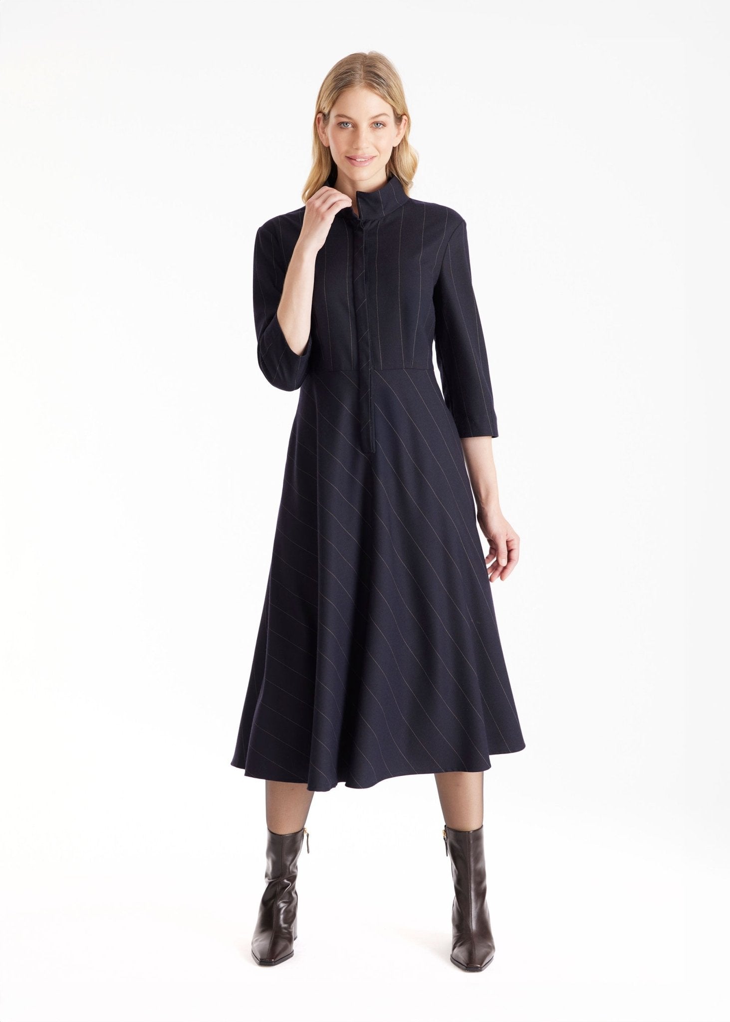 Kleid TESOKA in Midi-Länge, mit Stehkragen, langen Armen, verdeckter Knopfleiste und Nadelstreifen in Dunkelblau