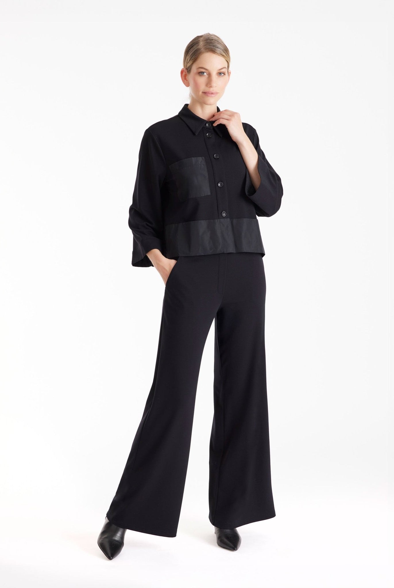 Kurze Blusenjacke GYAKI mit Hemdkragen, langen Armen und durchgehender Knopfleiste in Schwarz