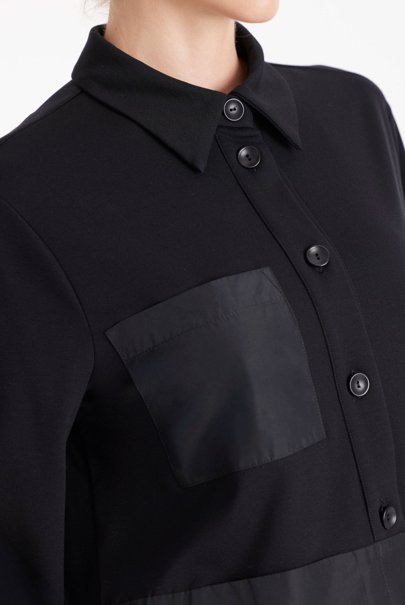 Kurze Blusenjacke GYAKI mit Hemdkragen, langen Armen und durchgehender Knopfleiste in Schwarz