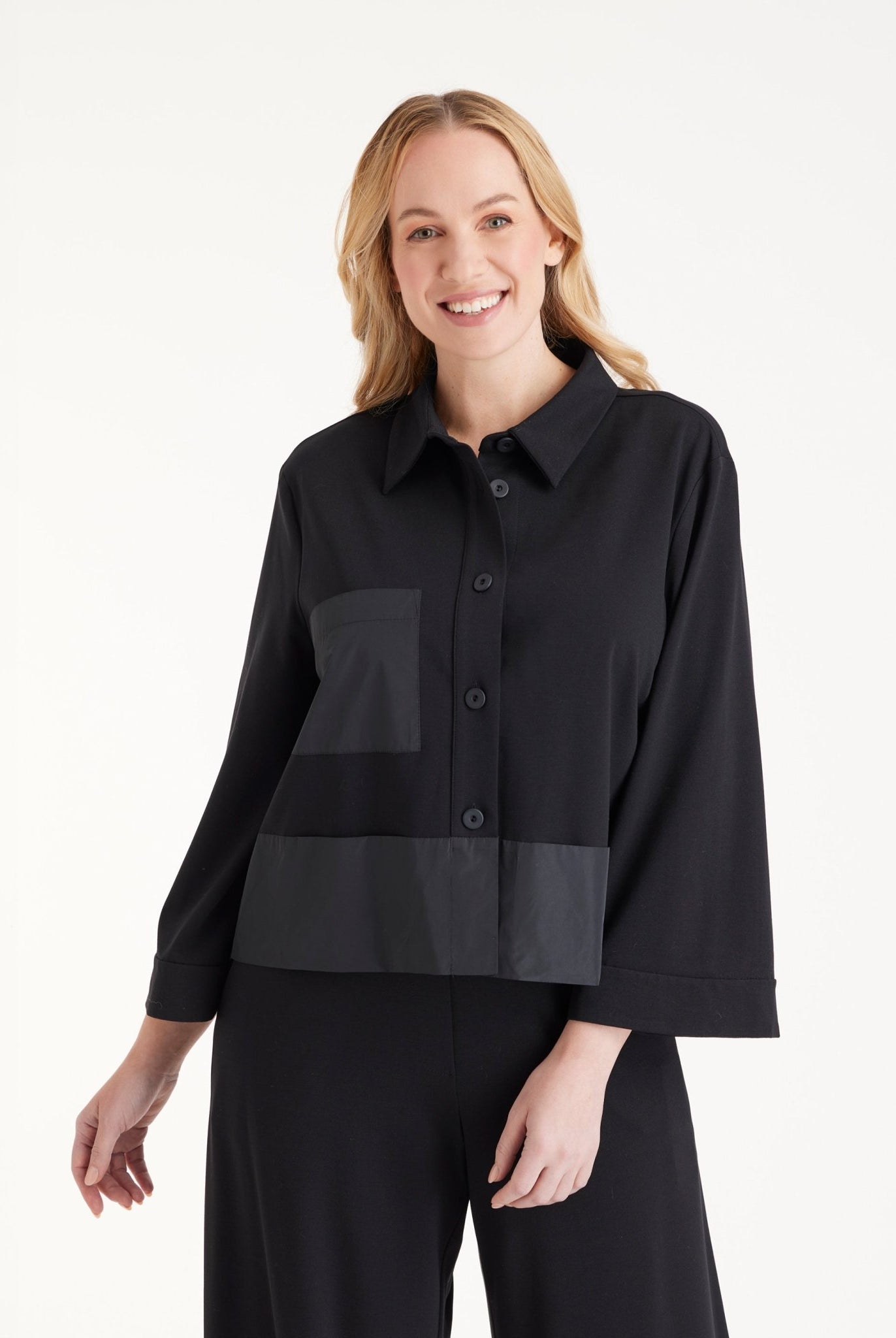 Kurze Blusenjacke GYAKI mit Hemdkragen, langen Armen und durchgehender Knopfleiste in Schwarz