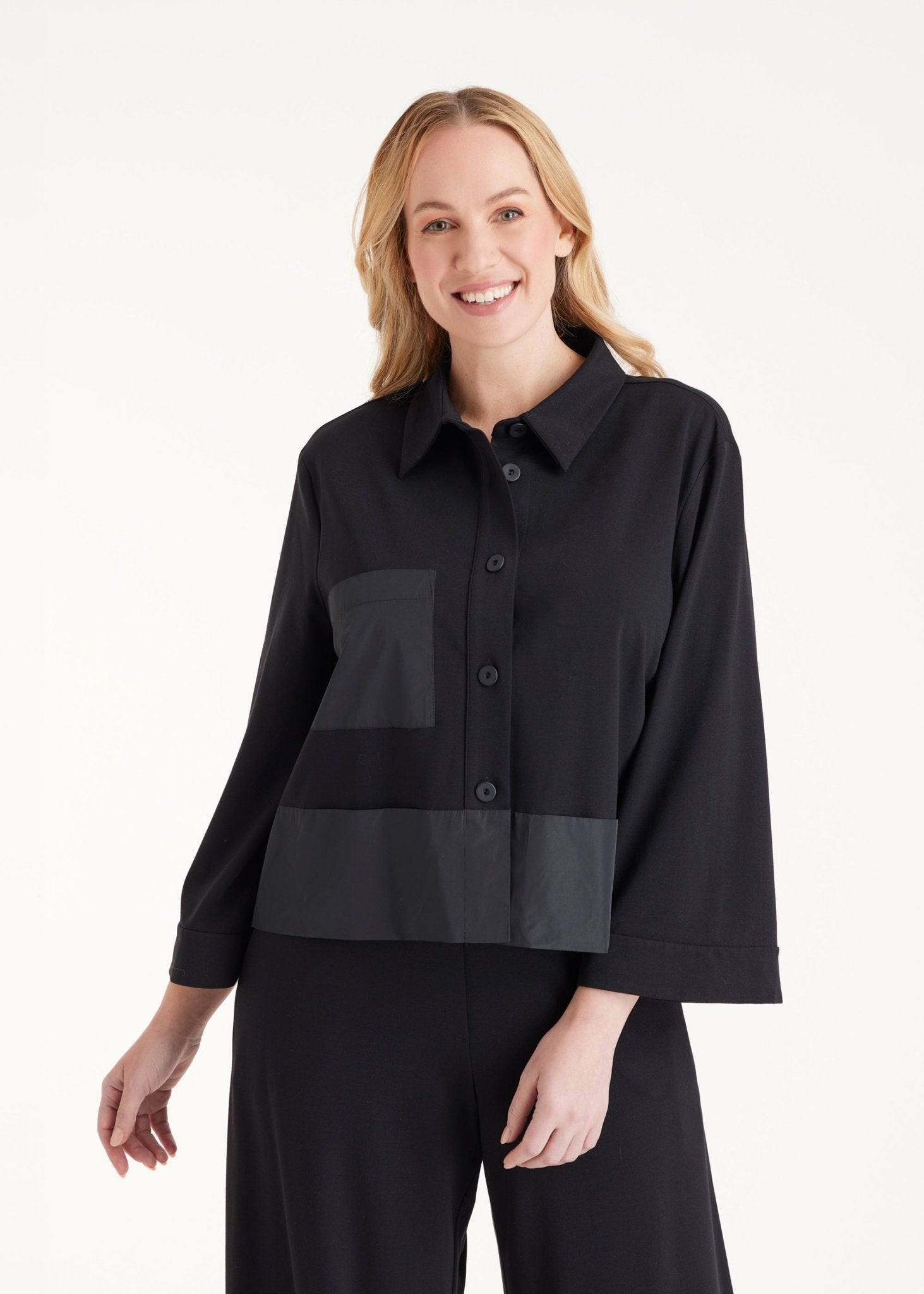 Kurze Blusenjacke GYAKI mit Hemdkragen, langen Armen und durchgehender Knopfleiste in Schwarz