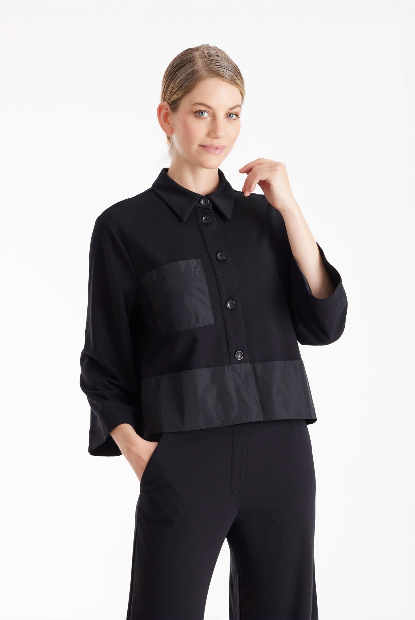 Kurze Blusenjacke GYAKI mit Hemdkragen, langen Armen und durchgehender Knopfleiste in Schwarz