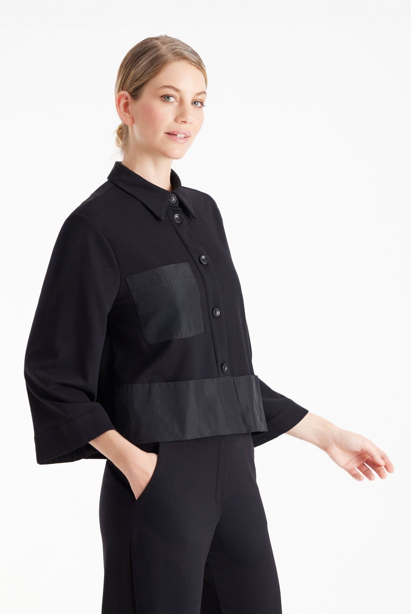 Kurze Blusenjacke GYAKI mit Hemdkragen, langen Armen und durchgehender Knopfleiste in Schwarz