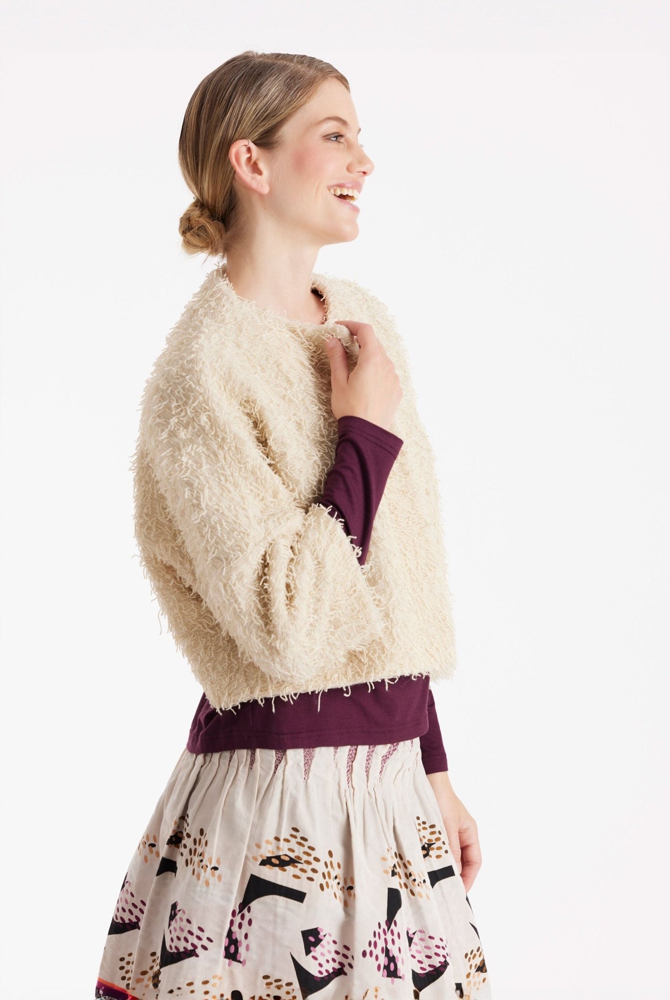 Kurze Jacke GAFRANSA mit Rundhals, langen Armen und Druckknopf vorne in Fransen-Optik in Beige