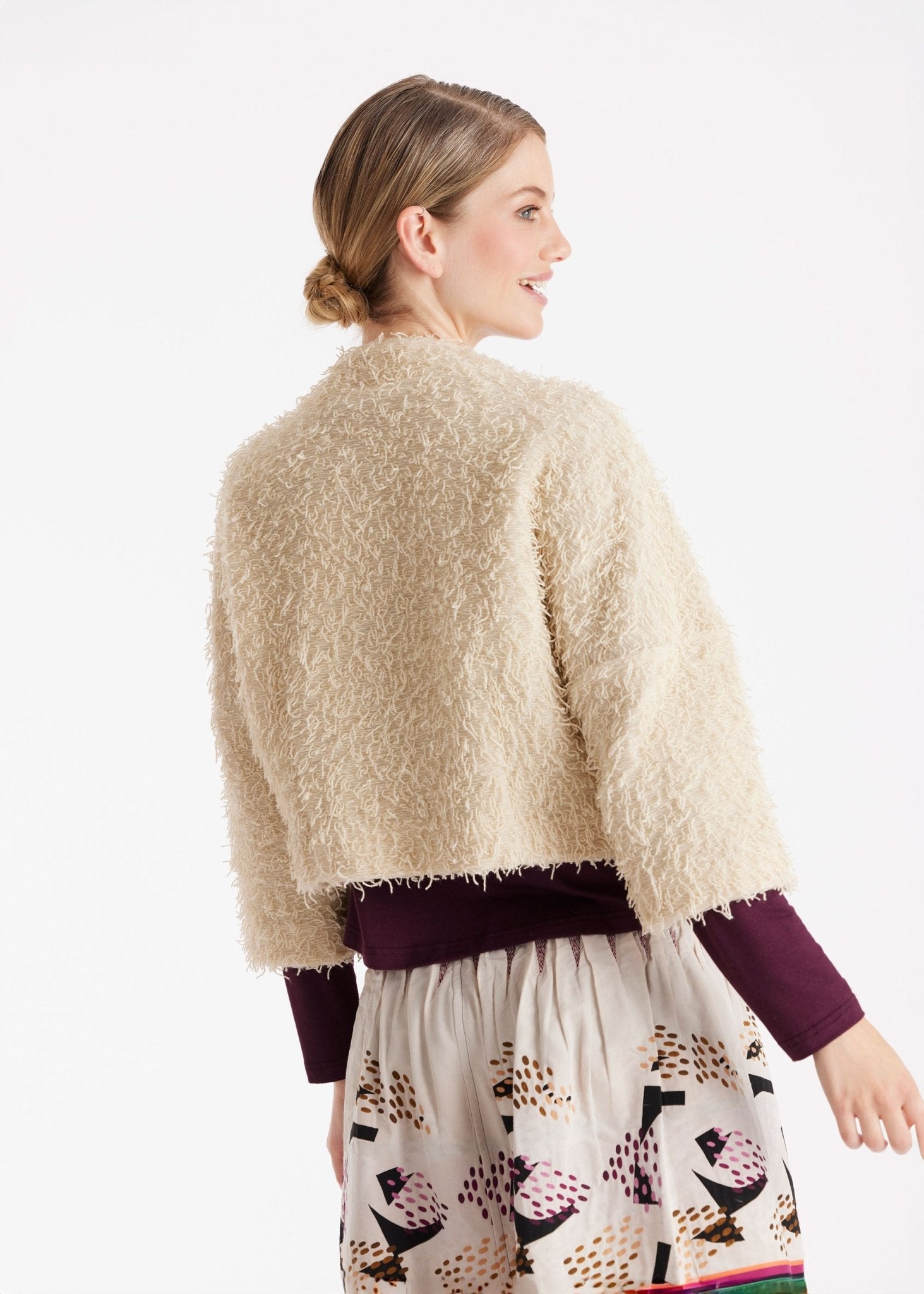 Kurze Jacke GAFRANSA mit Rundhals, langen Armen und Druckknopf vorne in Fransen-Optik in Beige