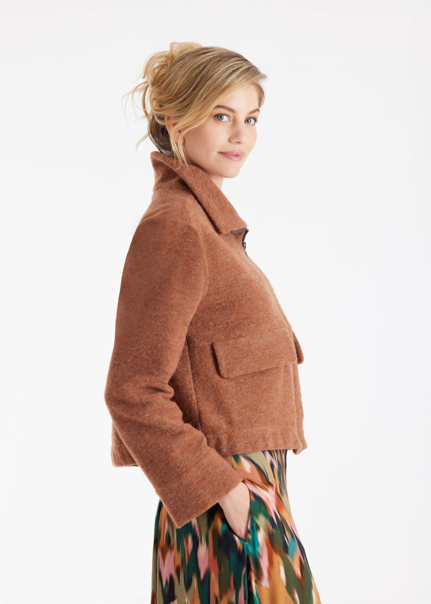 Kurze Jacke MARIERA mit hohem Kragen, Reißverschluss, langen Armen und aufgesetzten Taschen in Braun