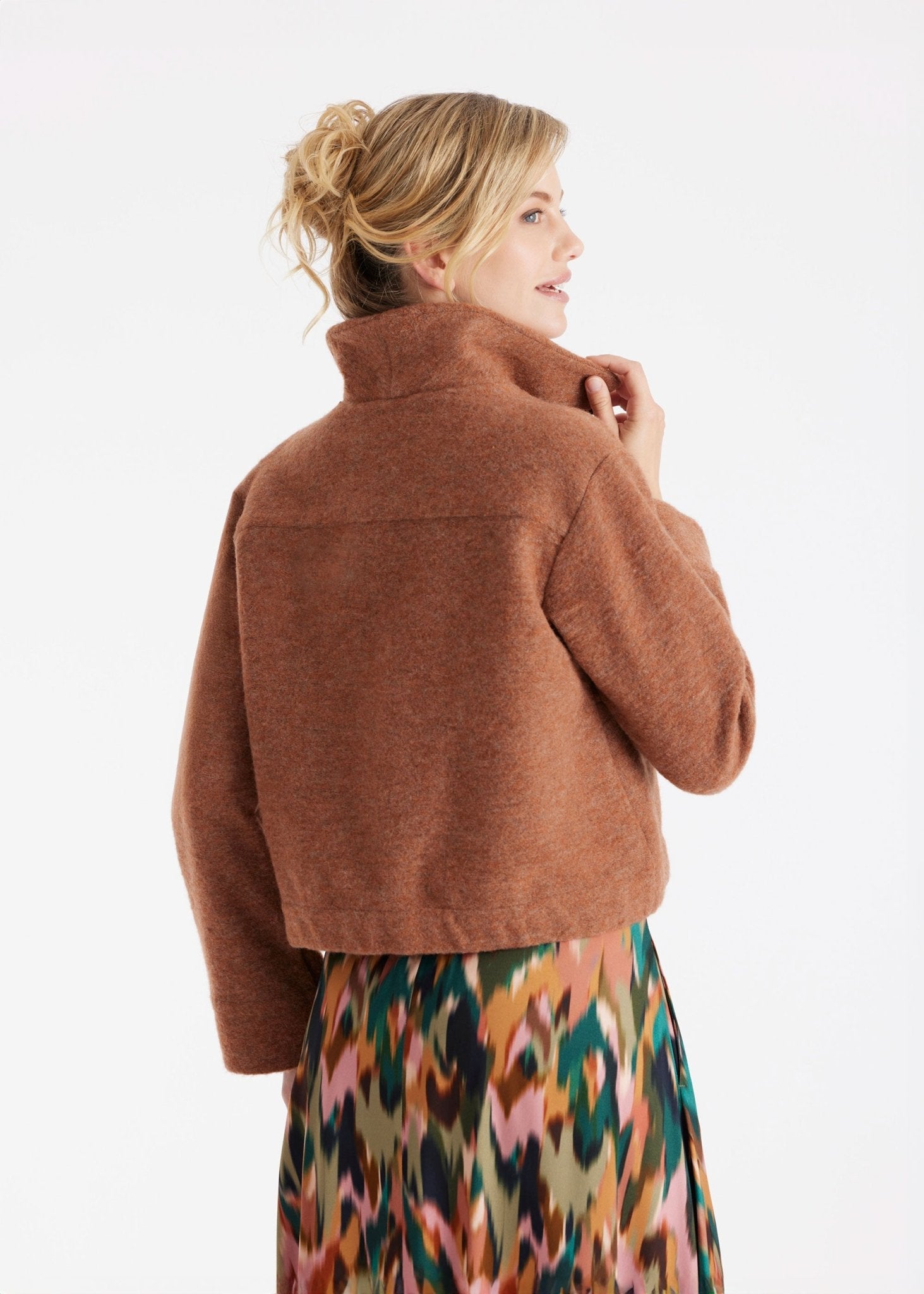 Kurze Jacke MARIERA mit hohem Kragen, Reißverschluss, langen Armen und aufgesetzten Taschen in Braun