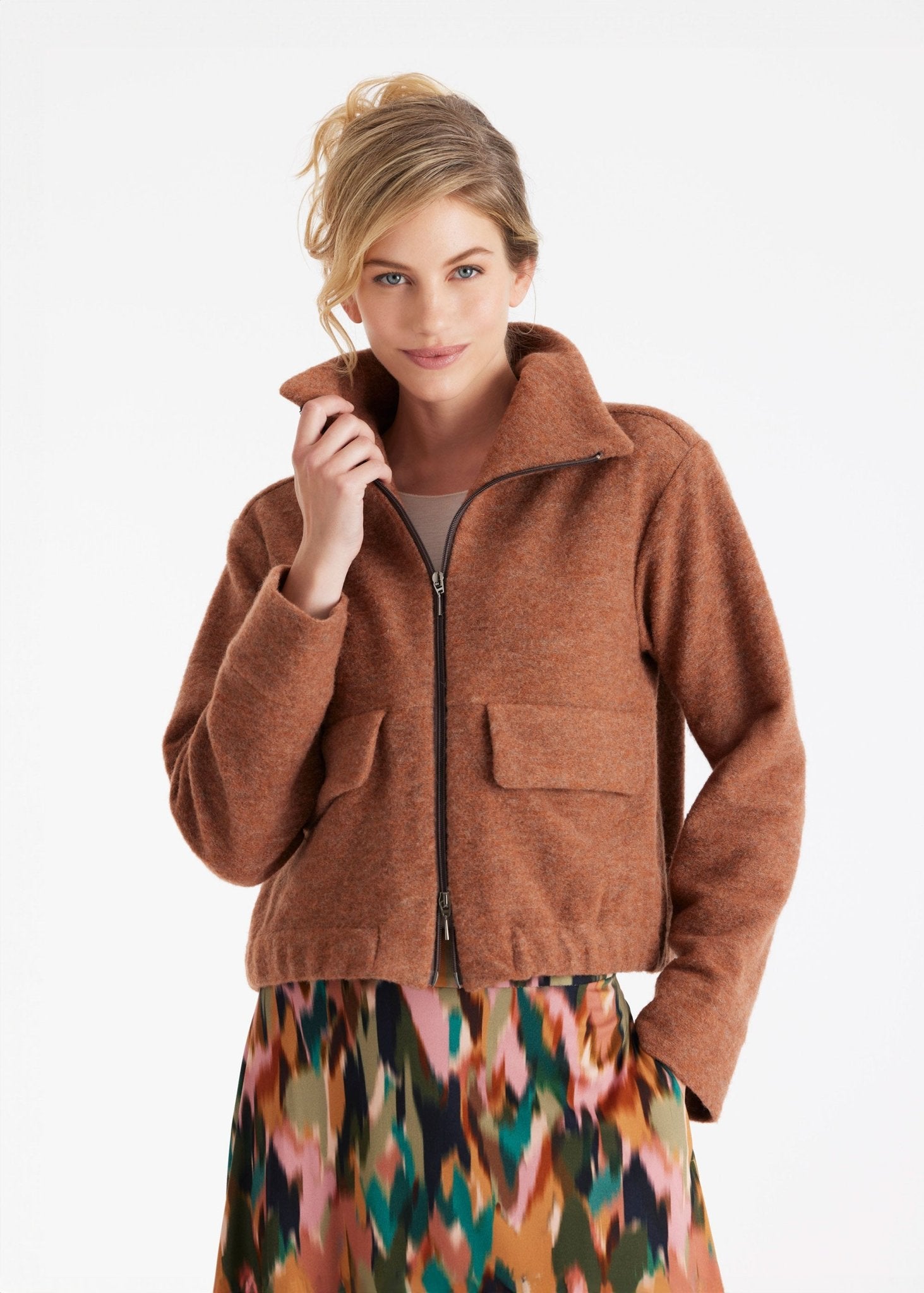 Kurze Jacke MARIERA mit hohem Kragen, Reißverschluss, langen Armen und aufgesetzten Taschen in Braun