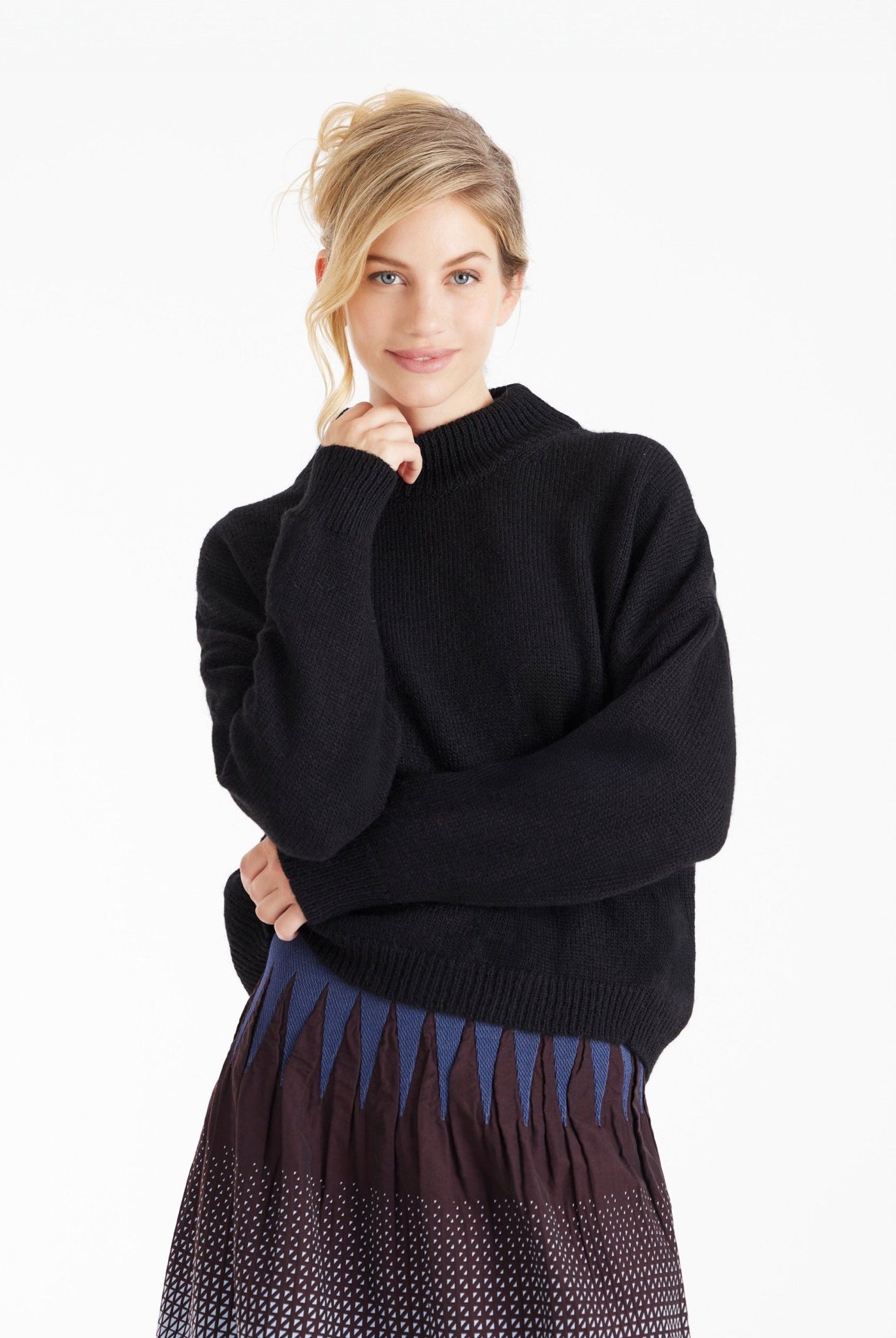 Kurzer Pullover PAROLY mit Stehkragen und langen Armen in Schwarz