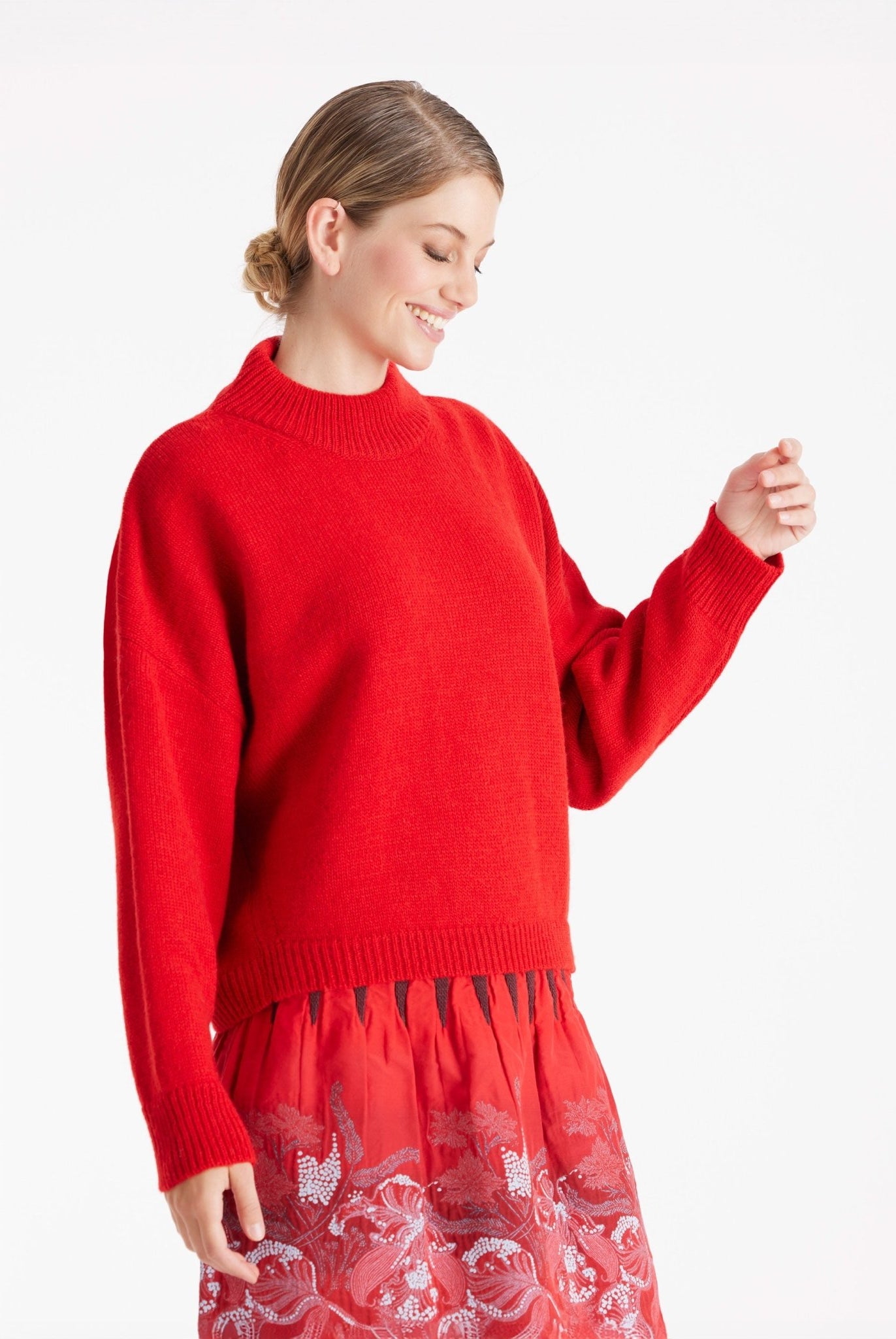 Kurzer Pullover PAROLY mit Stehkragen und langen Armen in Rot