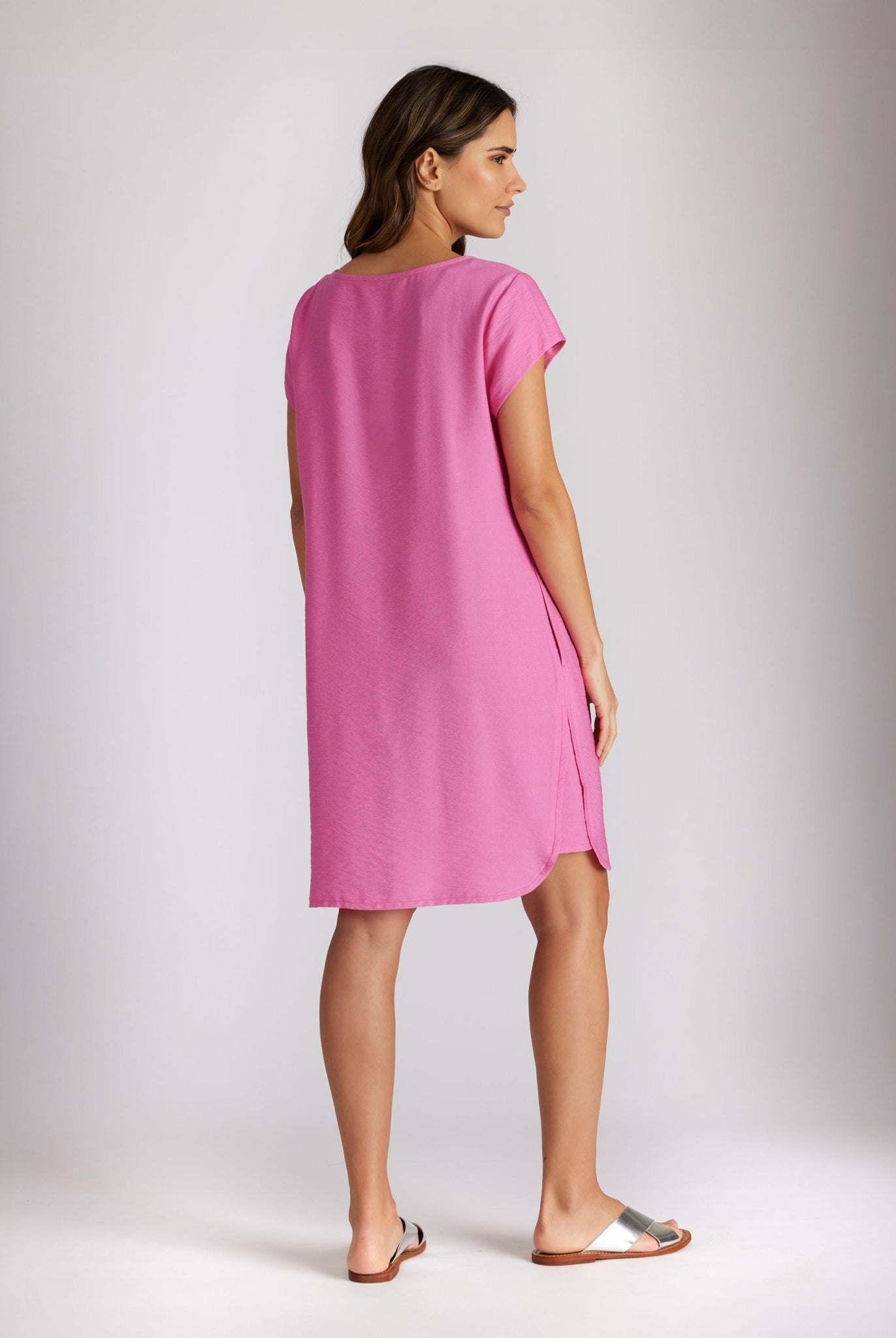 Kurzes Kleid NUVARIS mit kurzen Ärmeln, seitlichen Eingrifftaschen und abgerundetem Saum in Pink