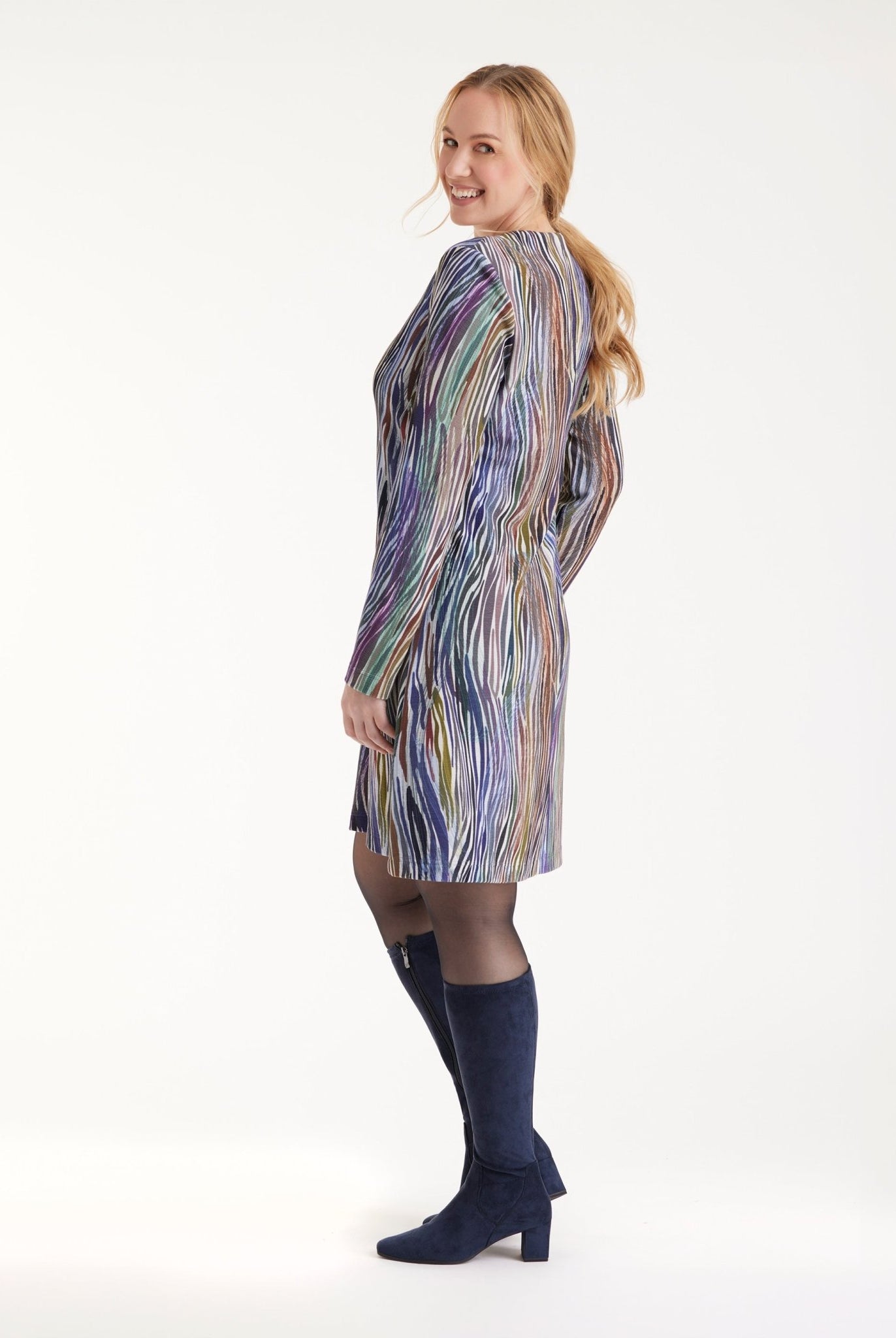 Kurzes Kleid ARAPA mit V-Ausschnitt, langen Armen und mehrfarbigem Muster in Blau- und Violetttönen