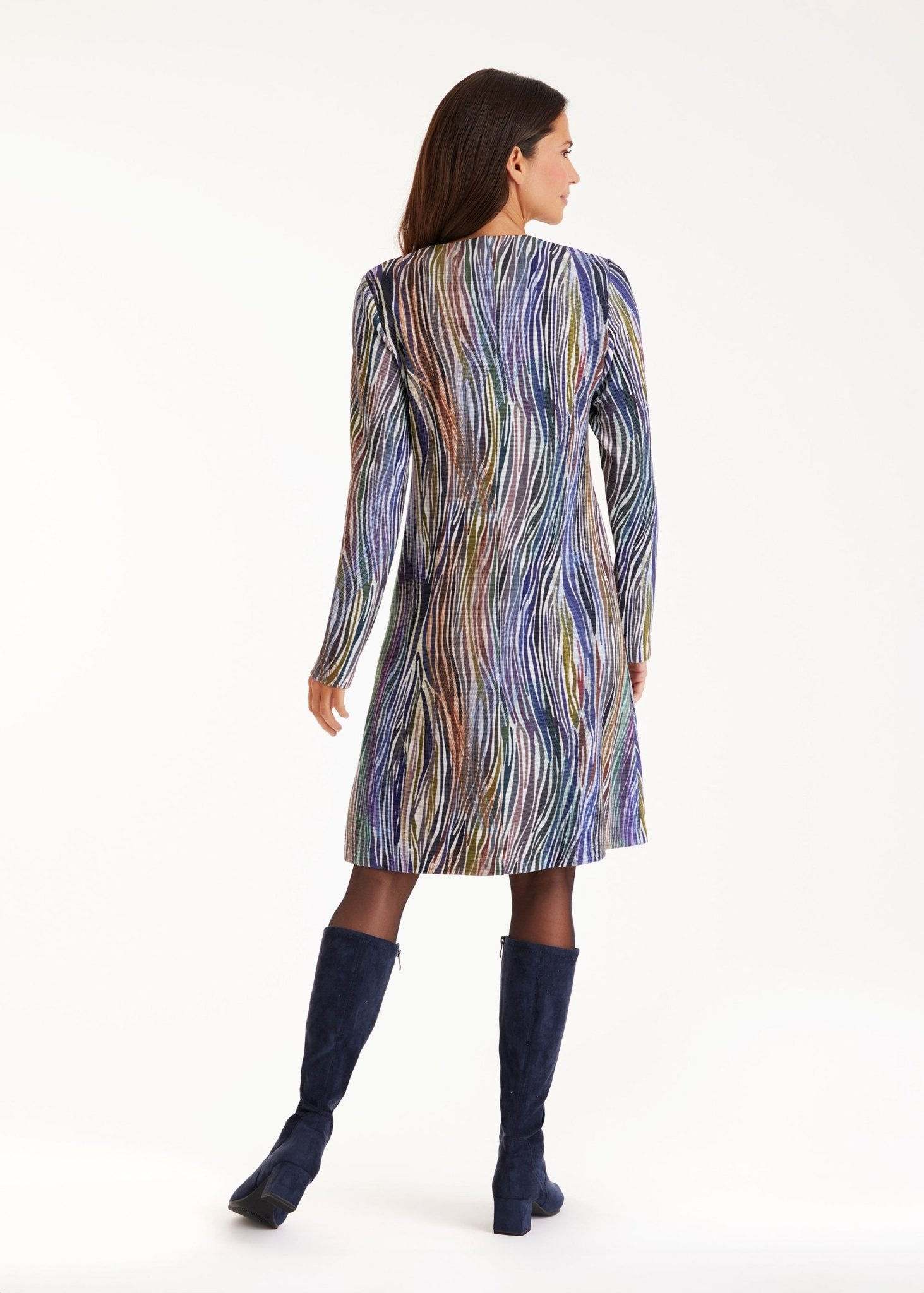 Kurzes Kleid ARAPA mit V-Ausschnitt, langen Armen und mehrfarbigem Muster in Blau- und Violetttönen